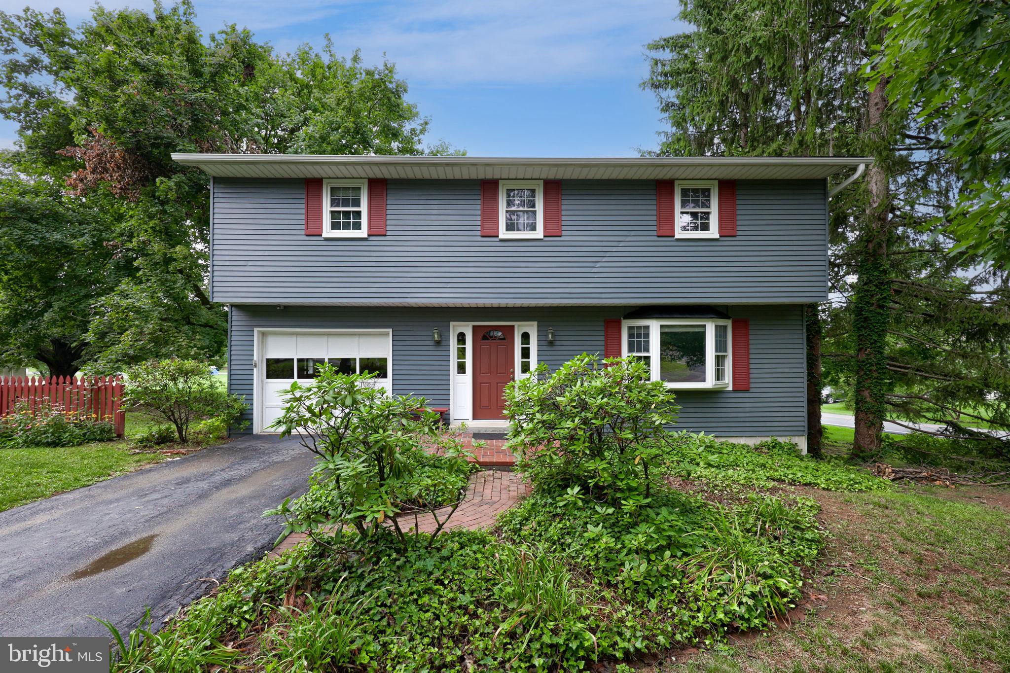 1 Ardmore Dr, Hummelstown, PA 17036