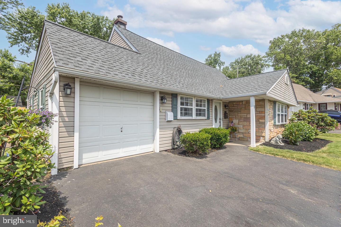 11 High Rd, Levittown, PA 19056 photo