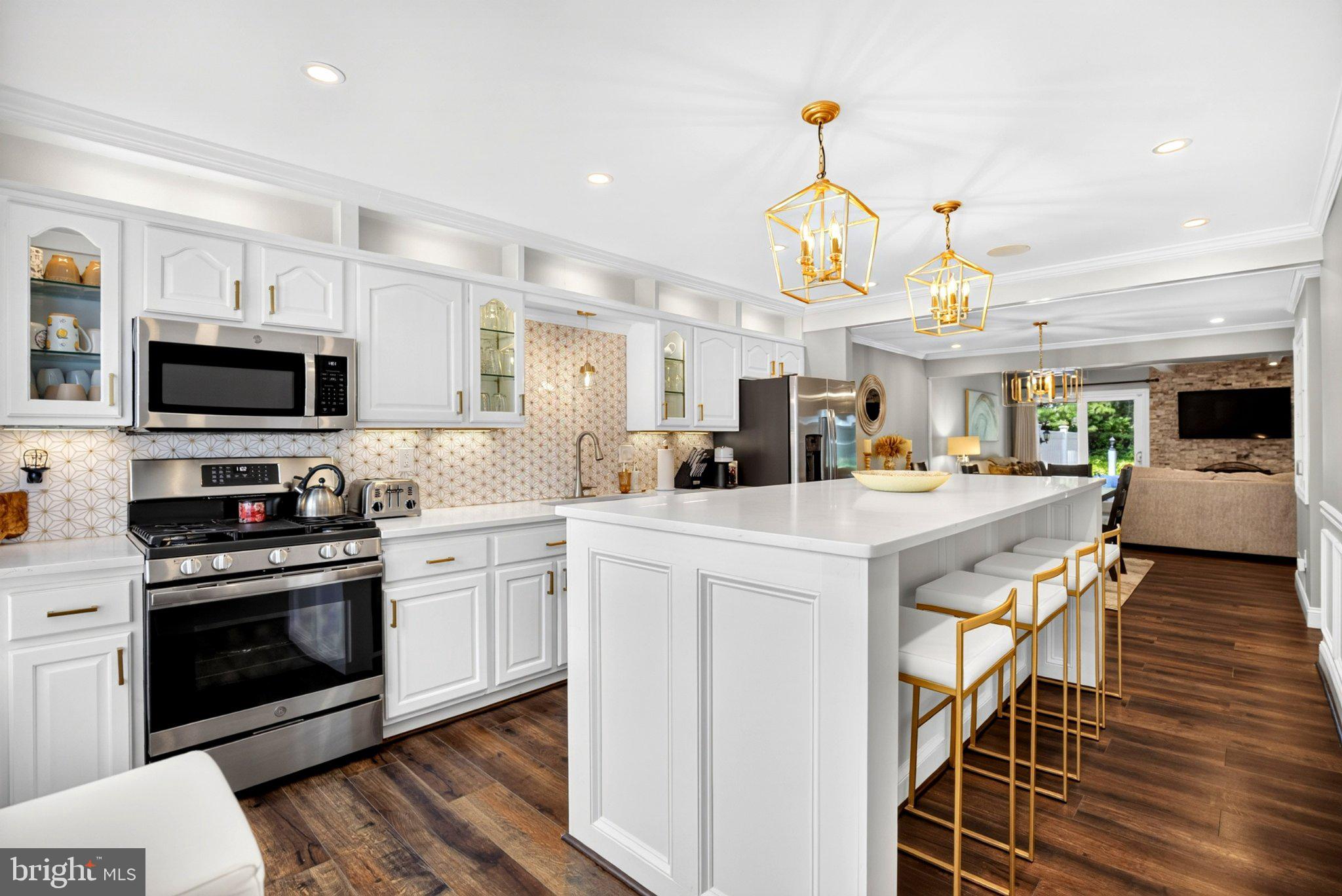 4 Farnwood Rd, Mount Laurel, NJ 08054