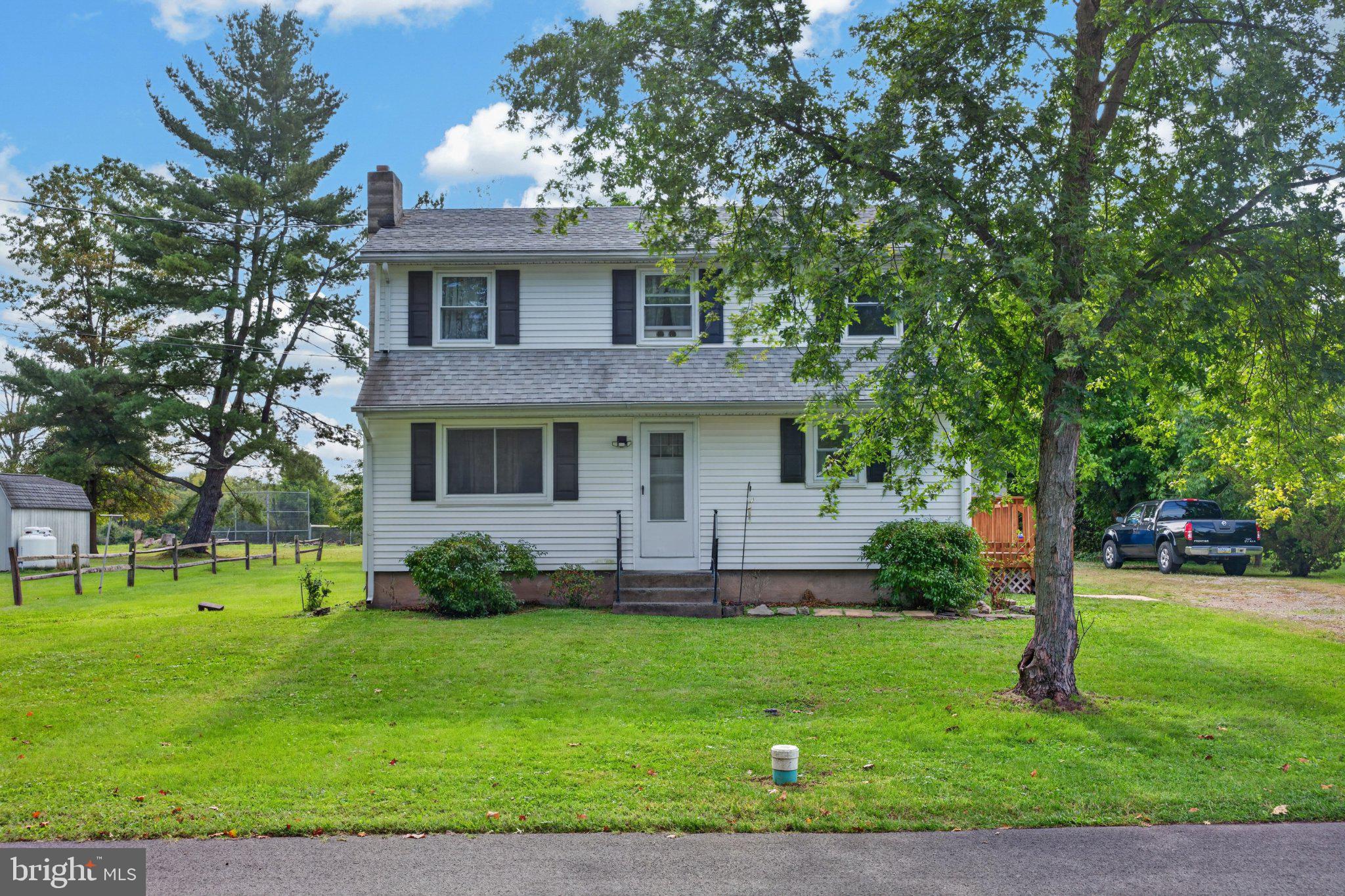 1530 Hilltop Rd, Pottstown, PA 19464