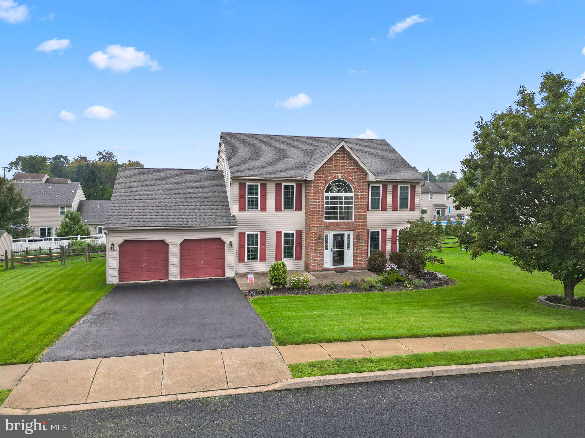 201 Verdure Ln, Douglassville, PA 19518 photo