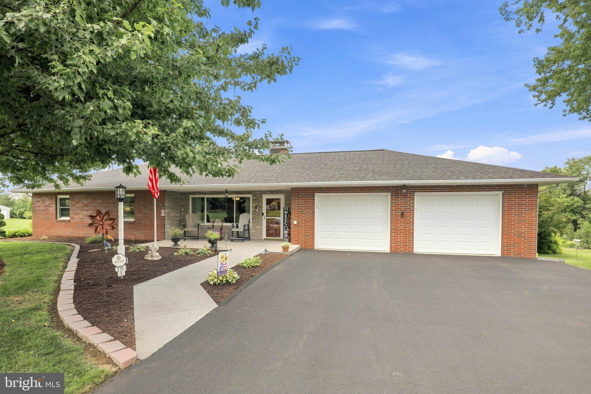 215 Wynwood Dr, Willow Street, PA 17584