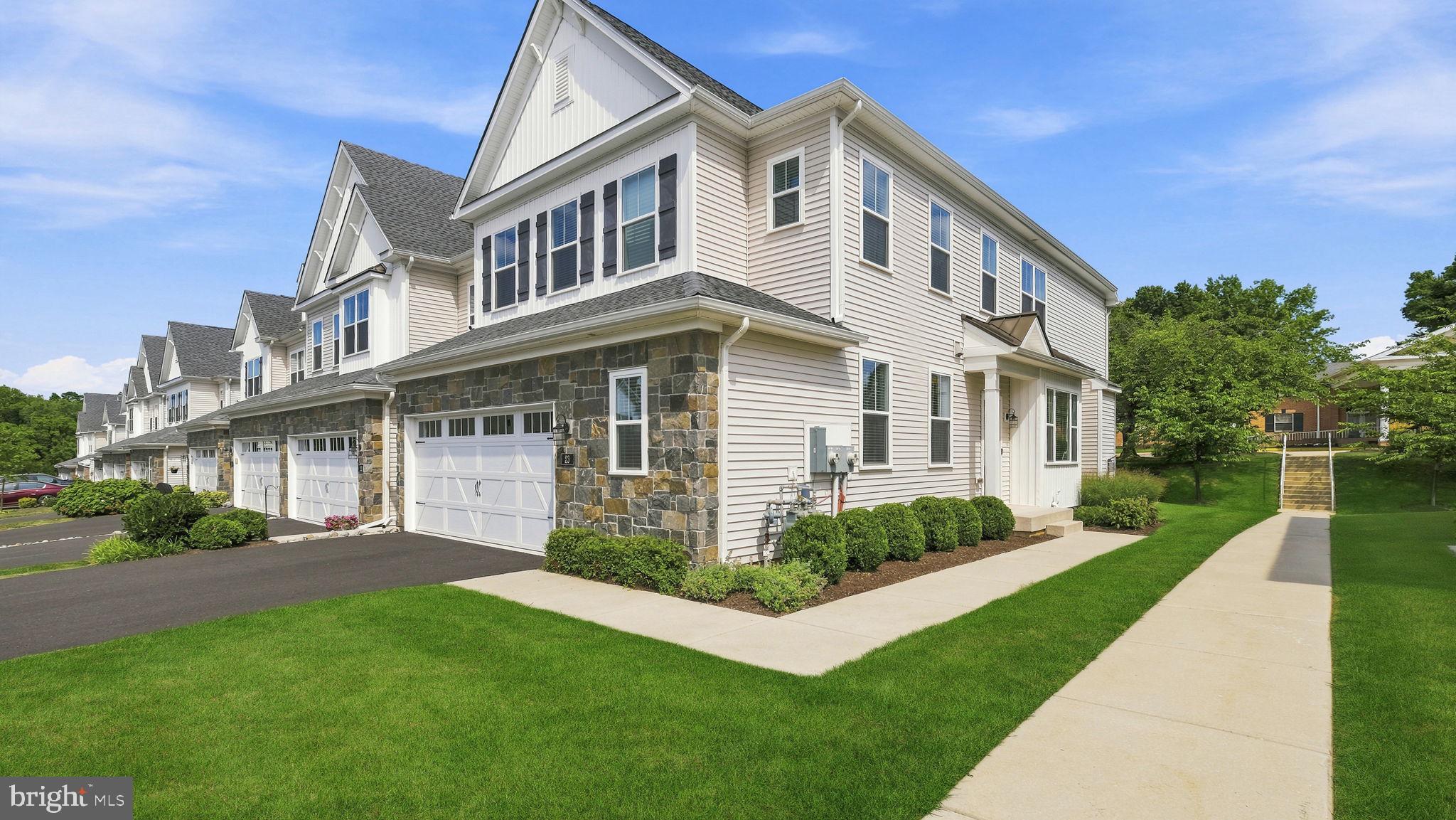 23 Swan Ln, Ivyland, PA 18974