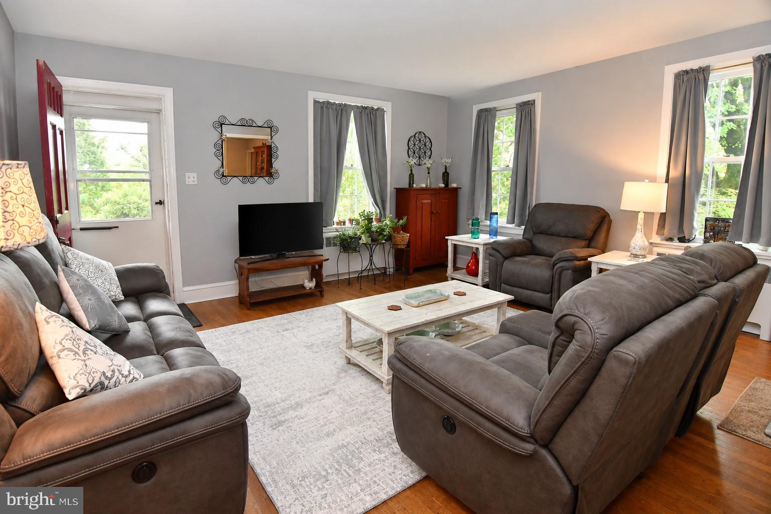 5553 Swamp Rd, Fountainville, PA 18923 photo