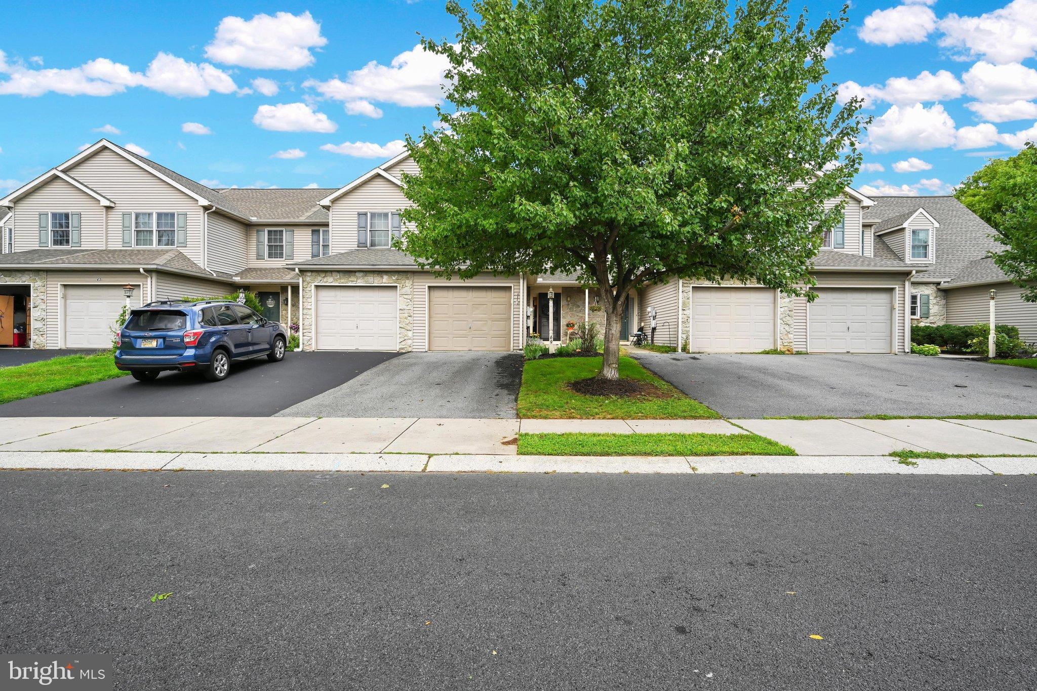 69 Pebble Creek Dr, Lititz, PA 17543 photo