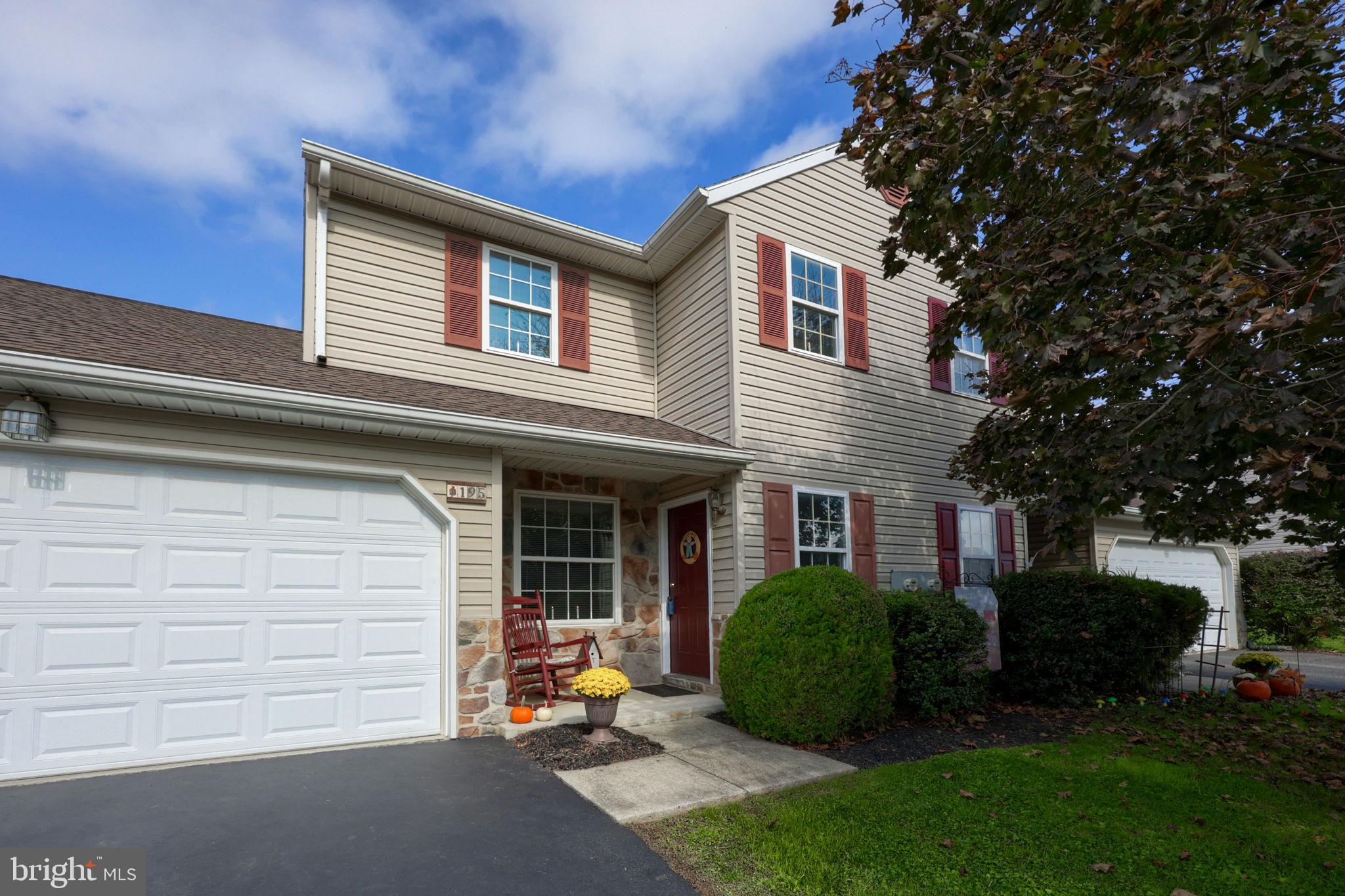 195 Strawberry St, Leola, PA 17540