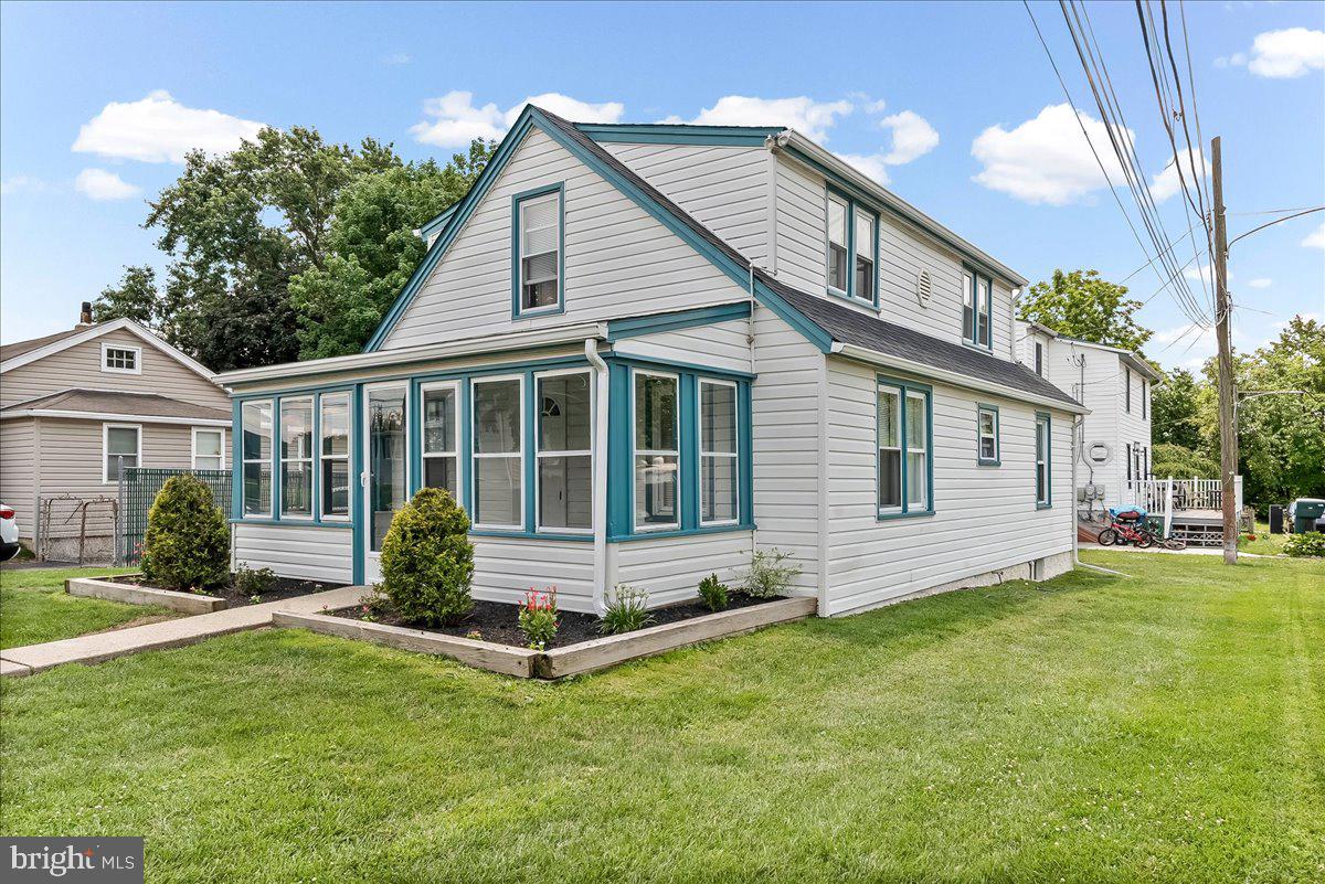 1242 Chestnut St, Marcus Hook, PA 19061 photo
