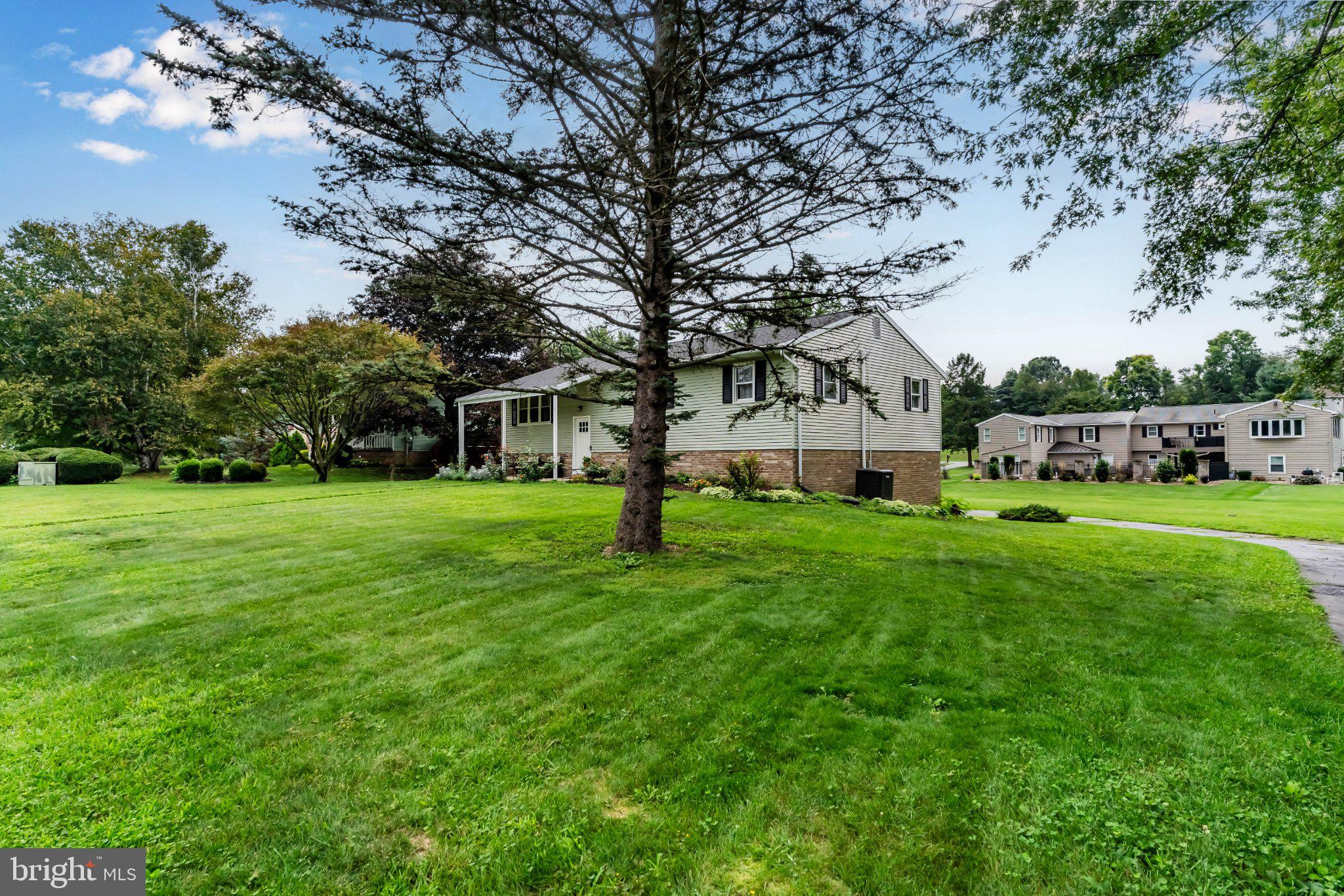 15 Parkside Dr, Hummelstown, PA 17036 photo