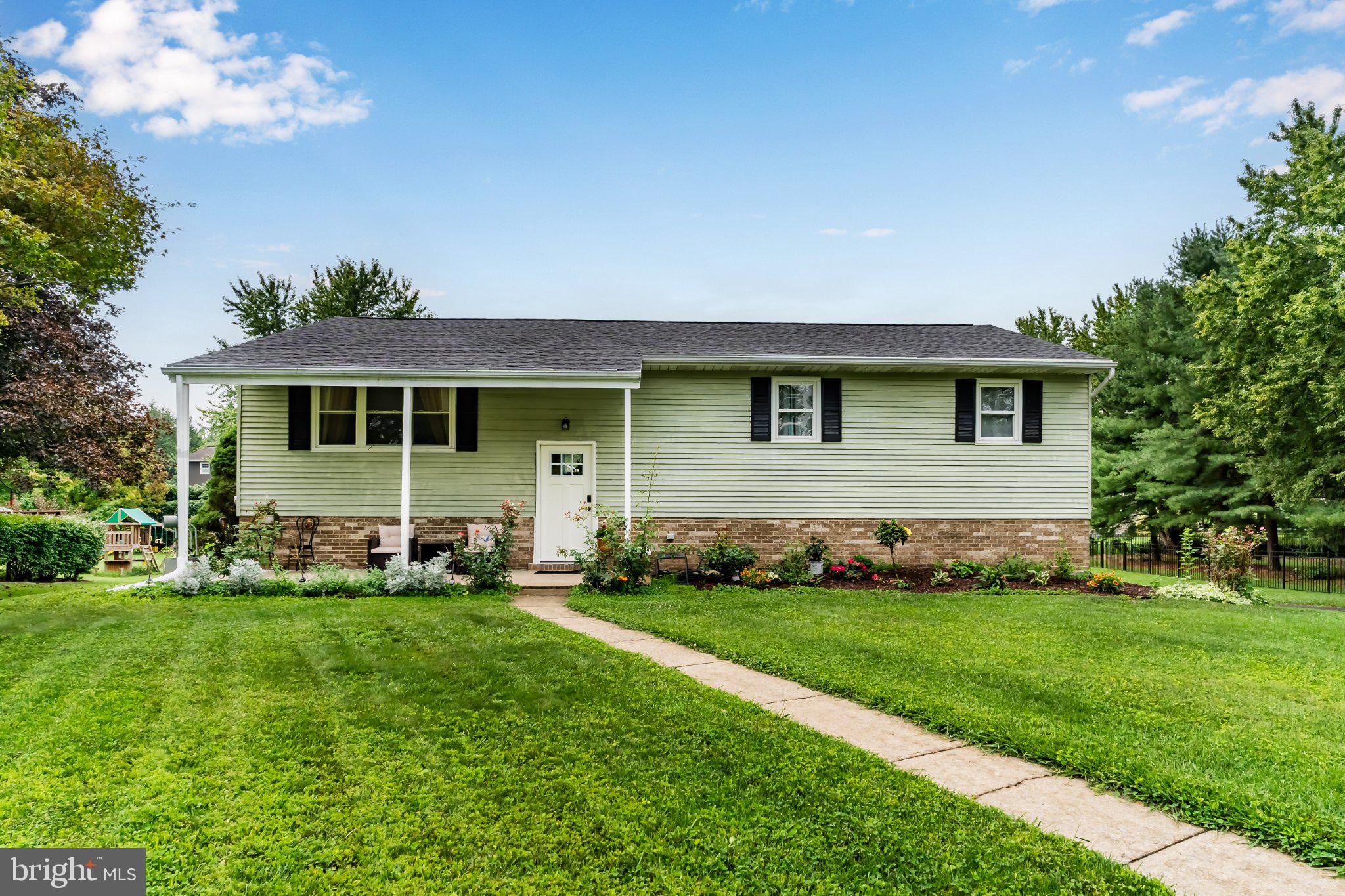 15 Parkside Dr, Hummelstown, PA 17036 photo