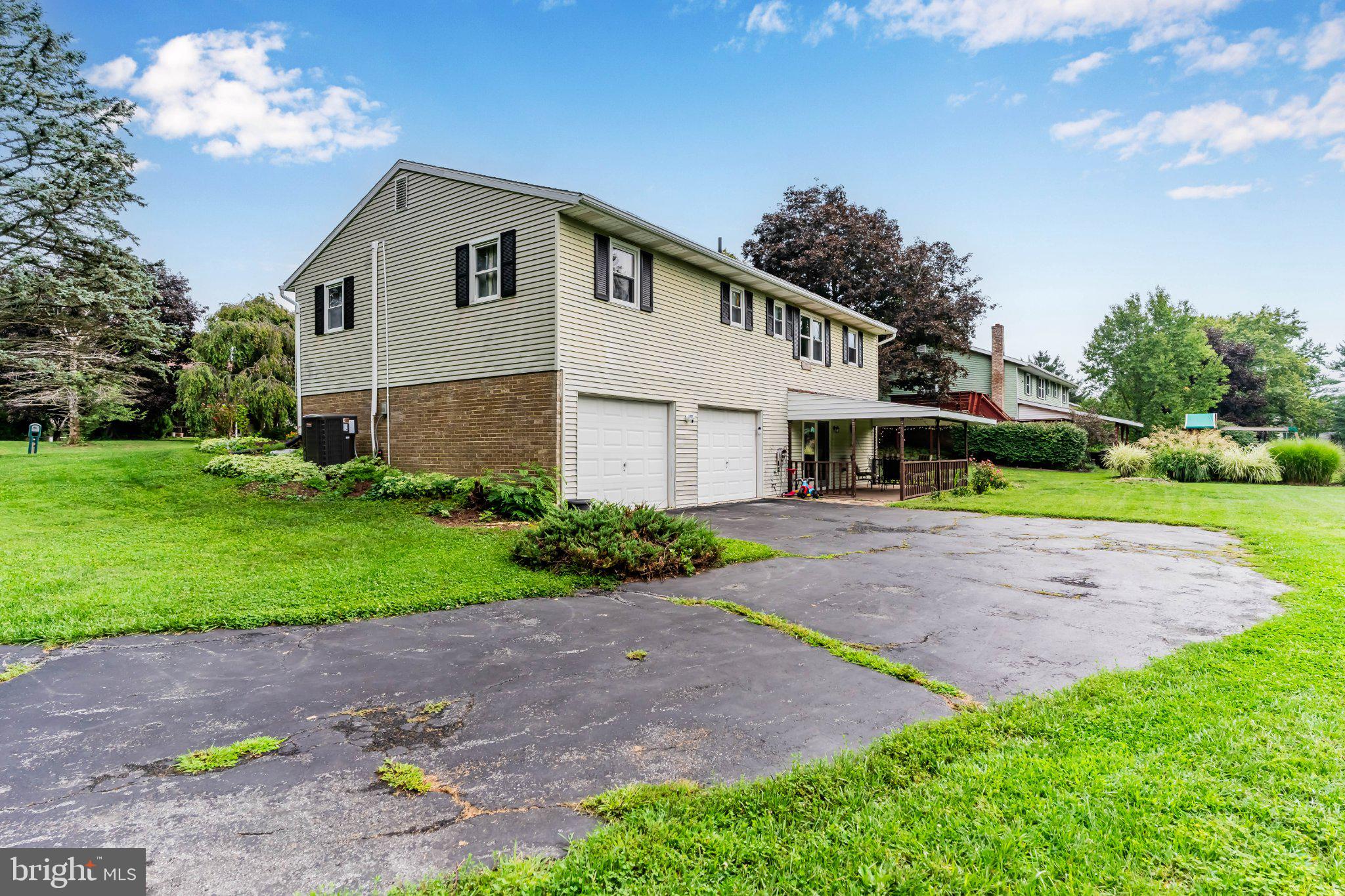 15 Parkside Dr, Hummelstown, PA 17036 photo