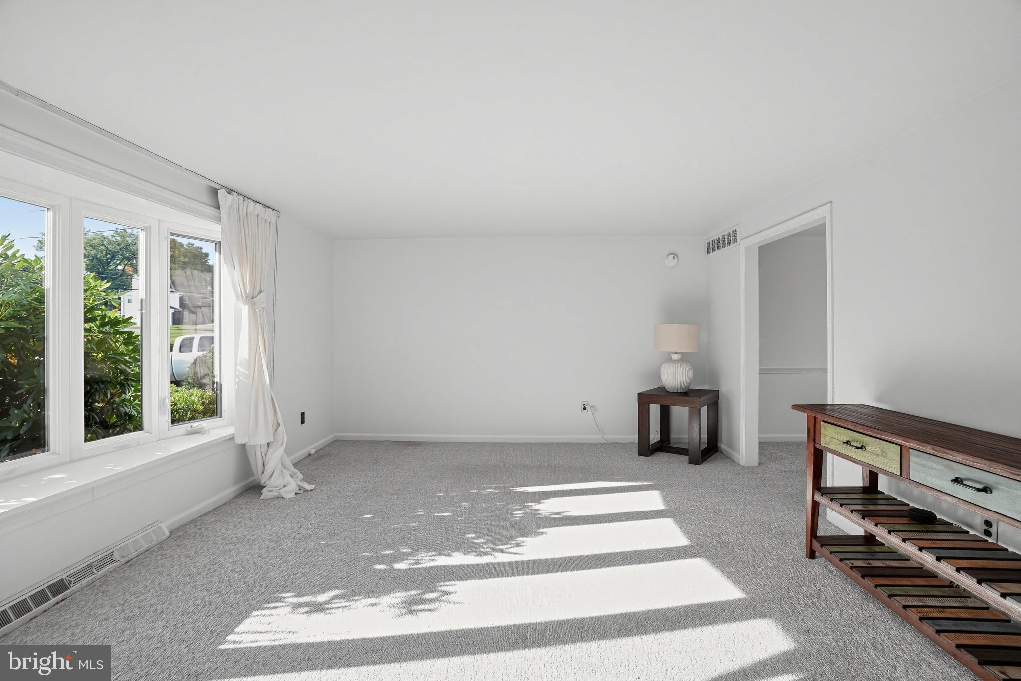 27 N Marmic Dr, Southampton, PA 18966 photo