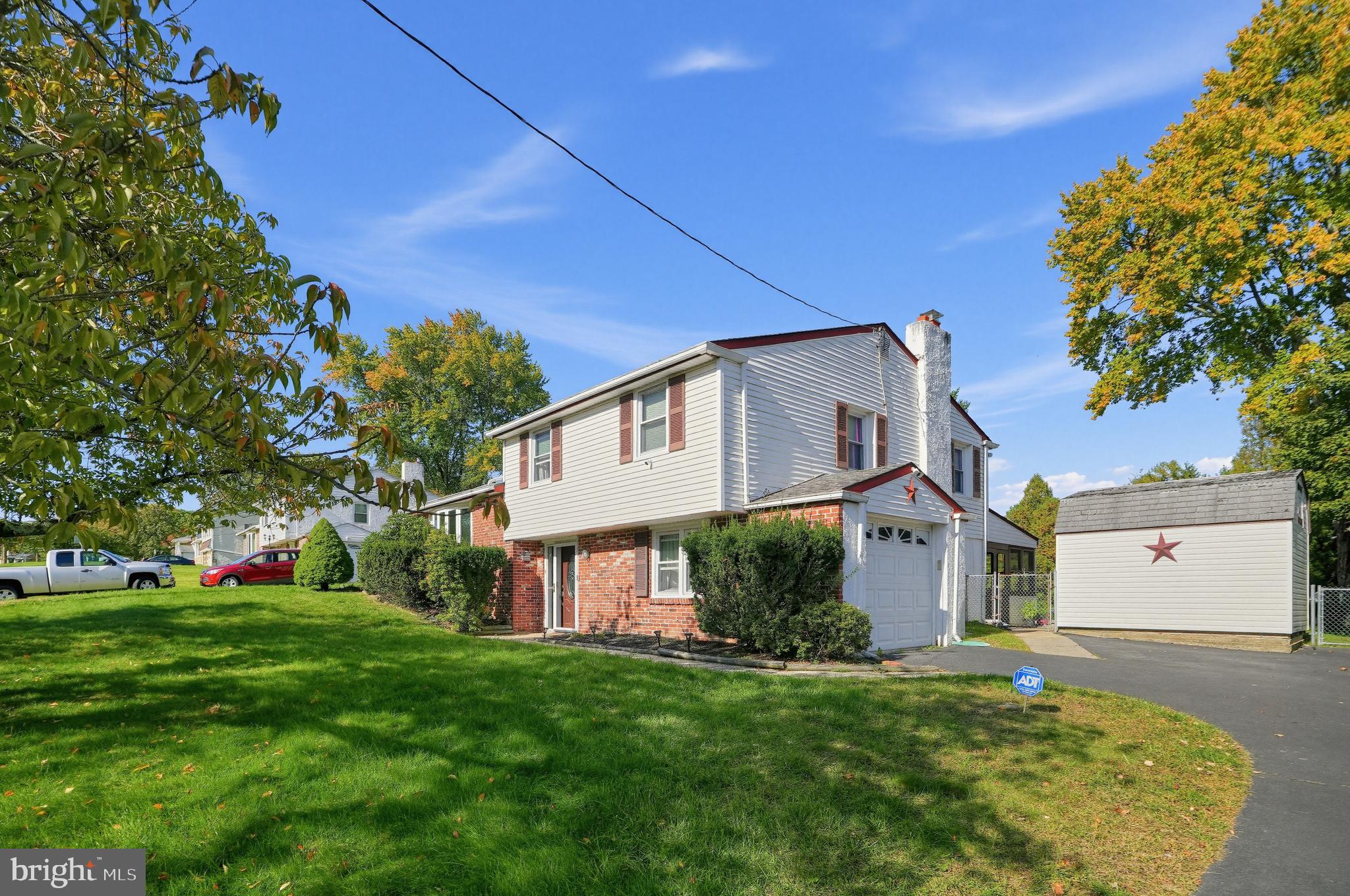 27 Marmic Dr, Southampton, PA 18966