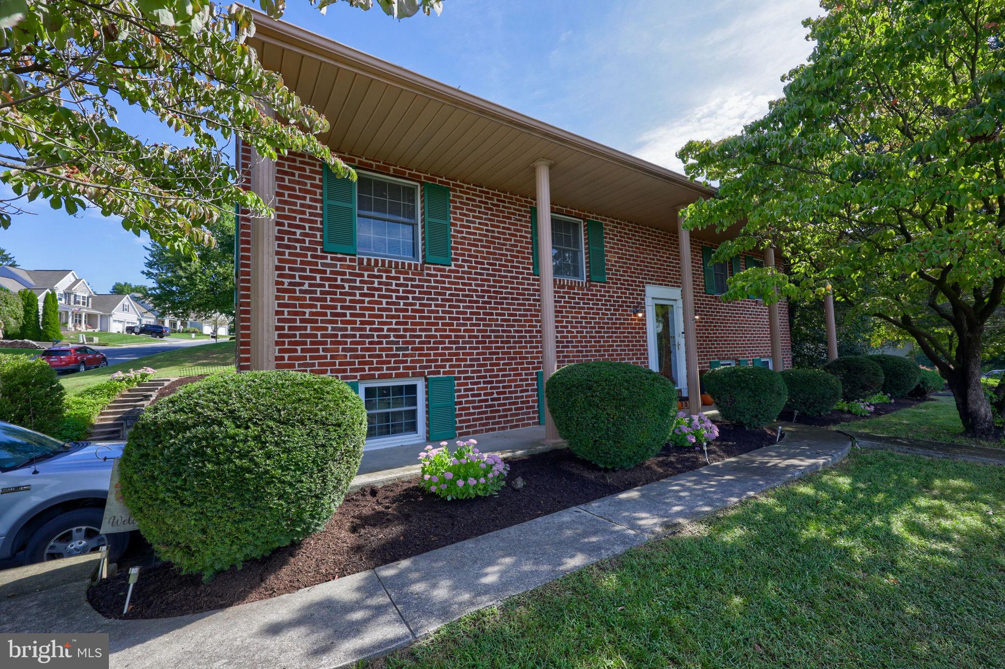 303 Broad St, Akron, PA 17501 photo