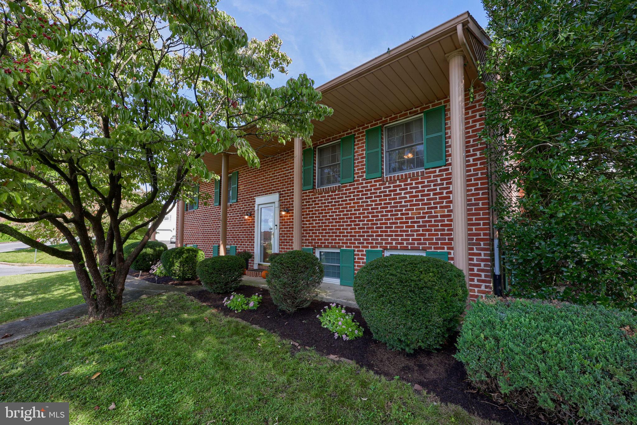 303 Broad St, Akron, PA 17501