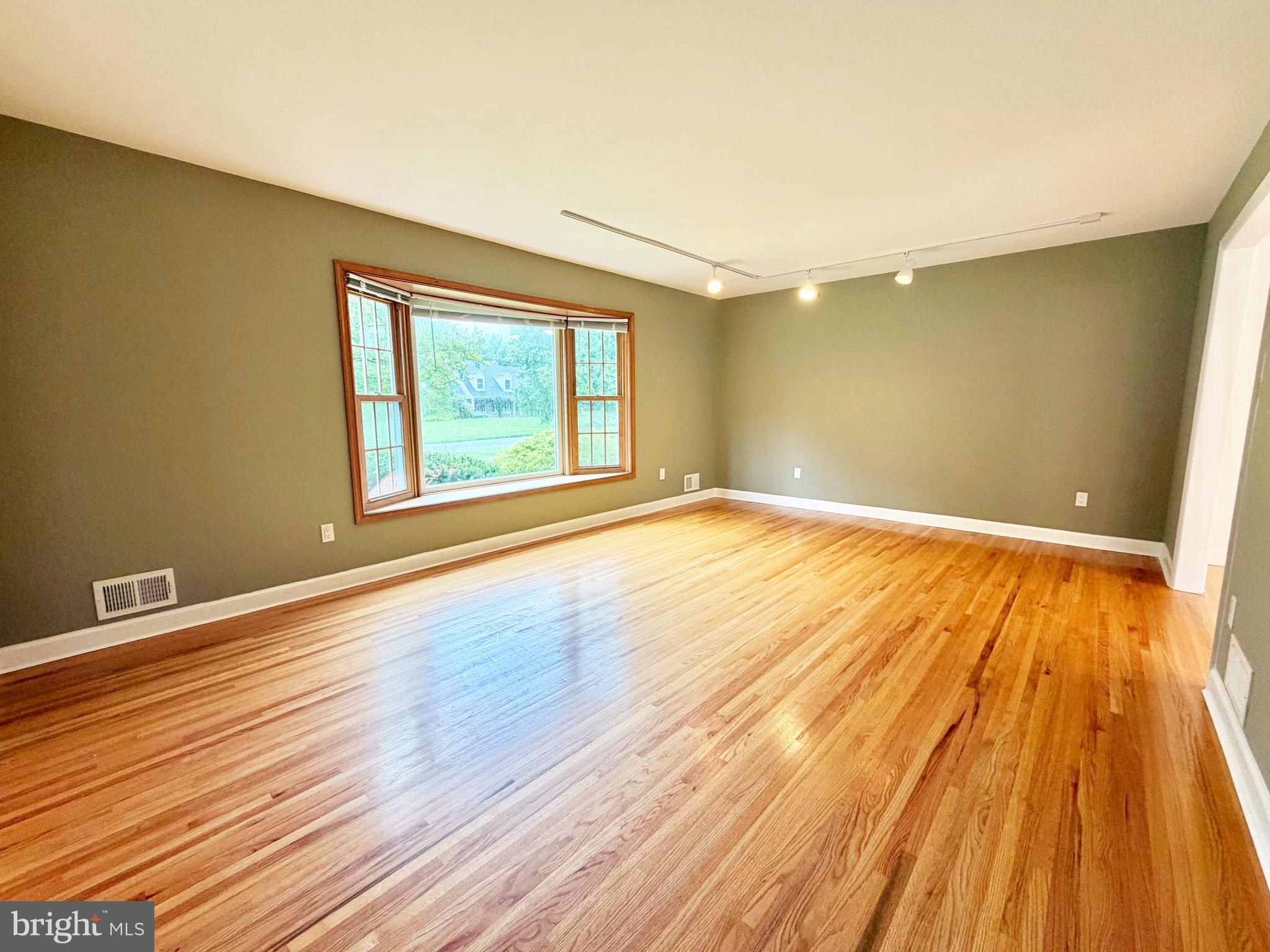 8 Evans Dr, West Windsor, NJ 08550 photo