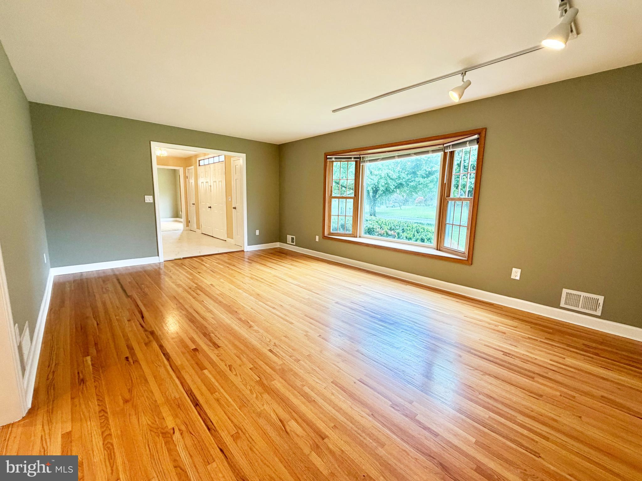 8 Evans Dr, West Windsor, NJ 08550 photo