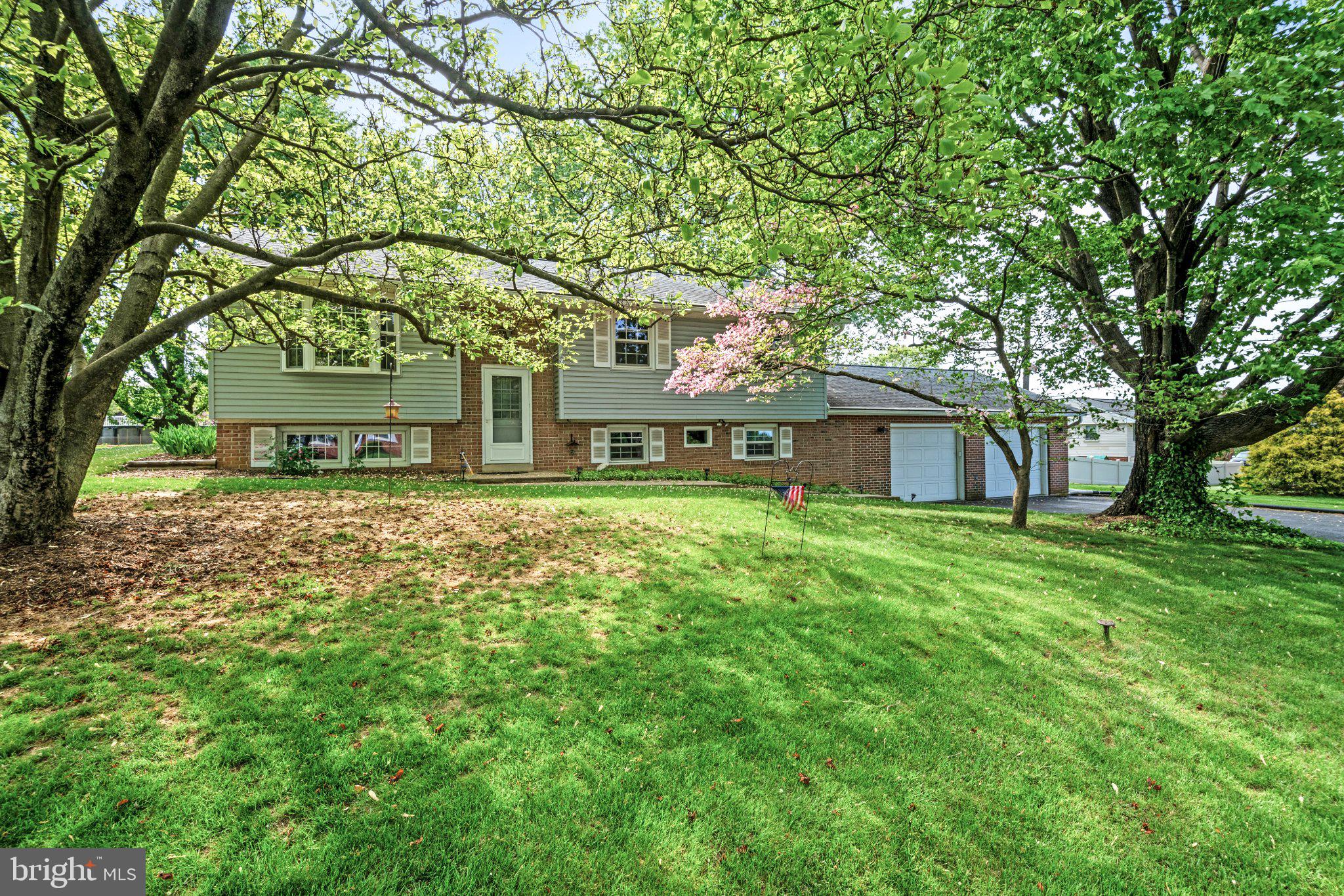 26 Farmersville Rd, Leola, PA 17540