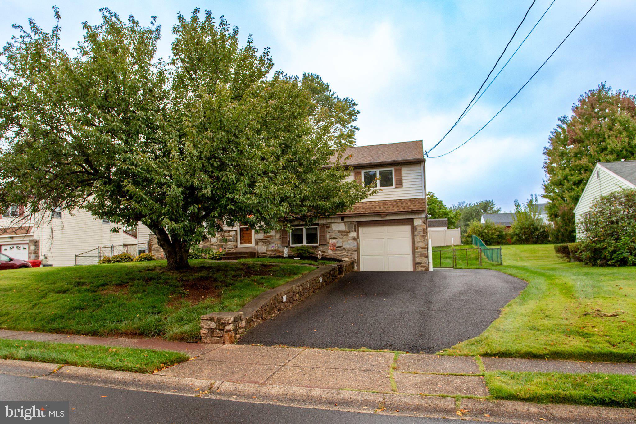 995 Hilltop Rd, Warminster, PA 18974 photo