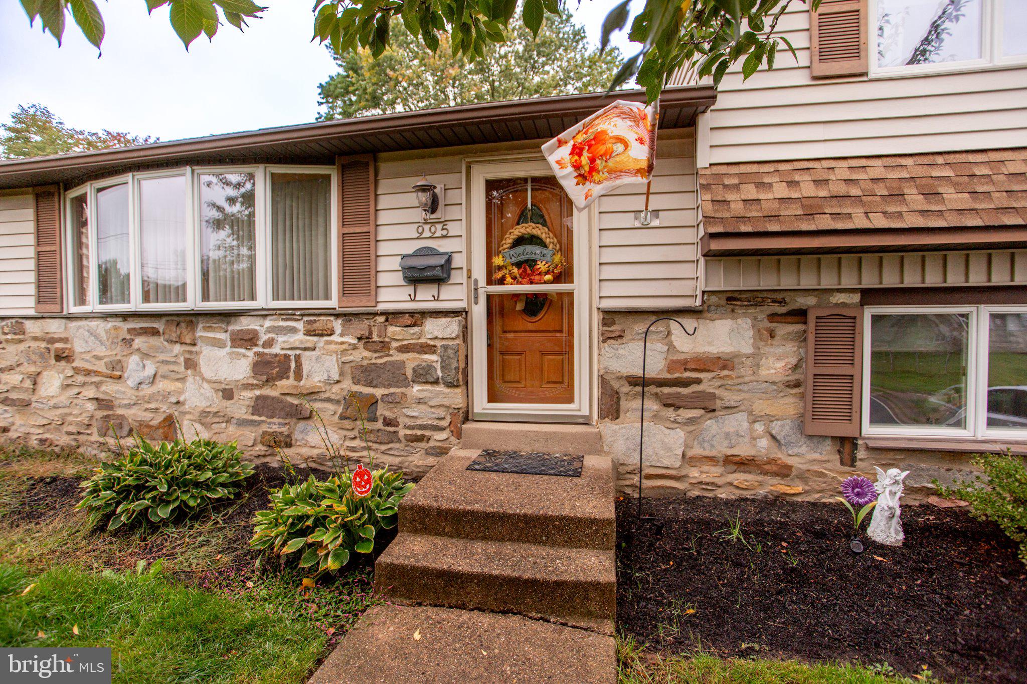 995 Hilltop Rd, Warminster, PA 18974 photo