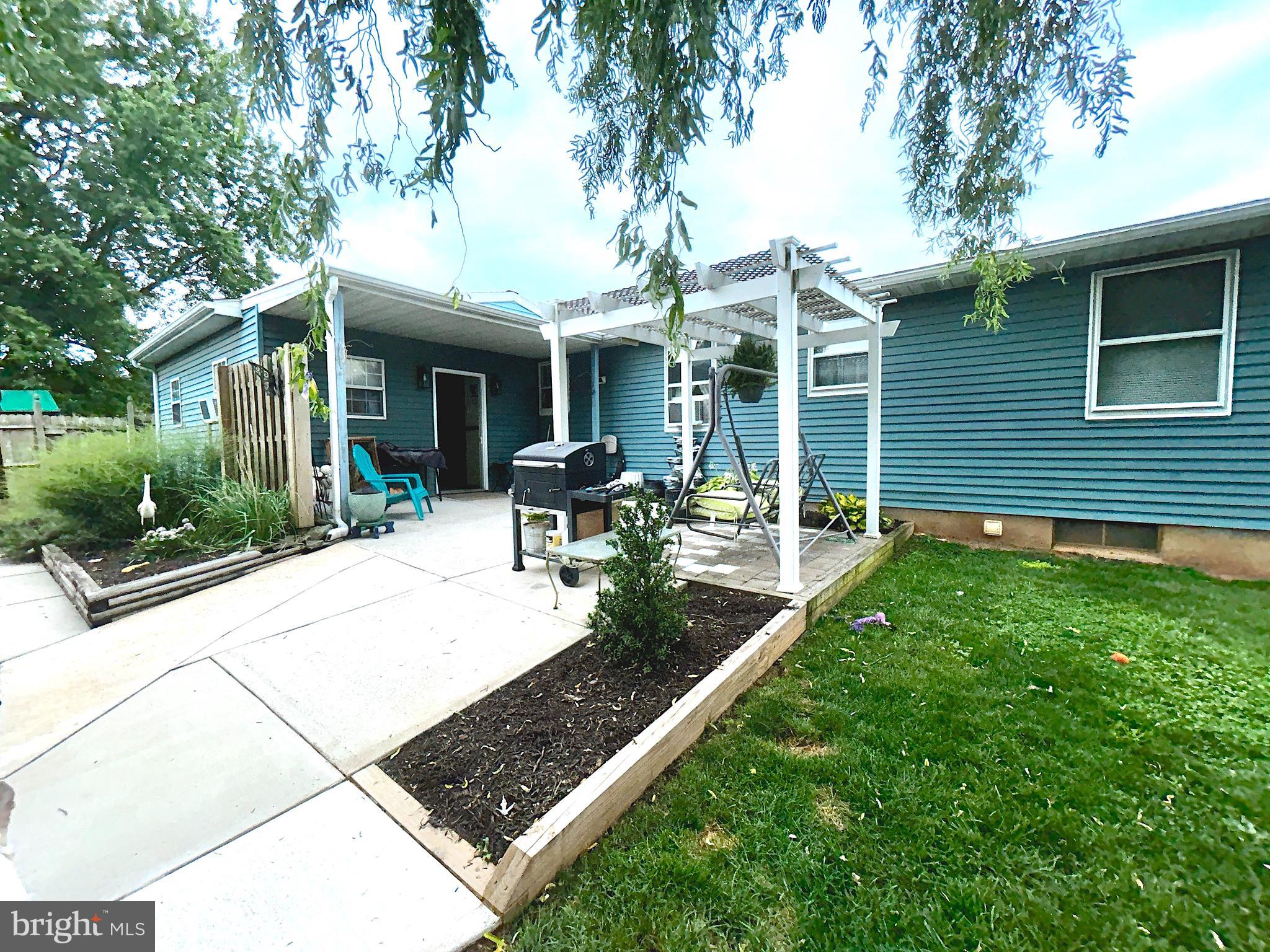 4 Corey Ln, New Oxford, PA 17350 photo