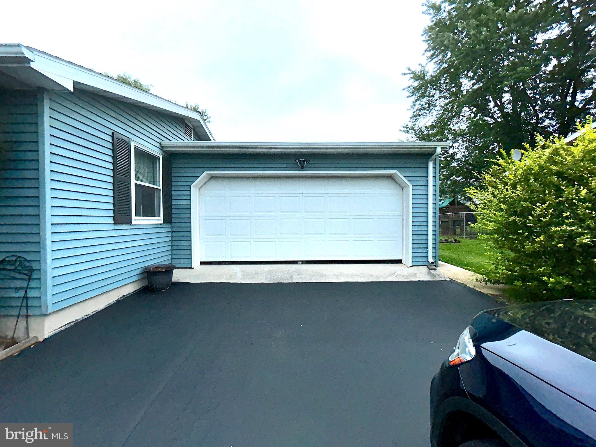 4 Corey Ln, New Oxford, PA 17350 photo