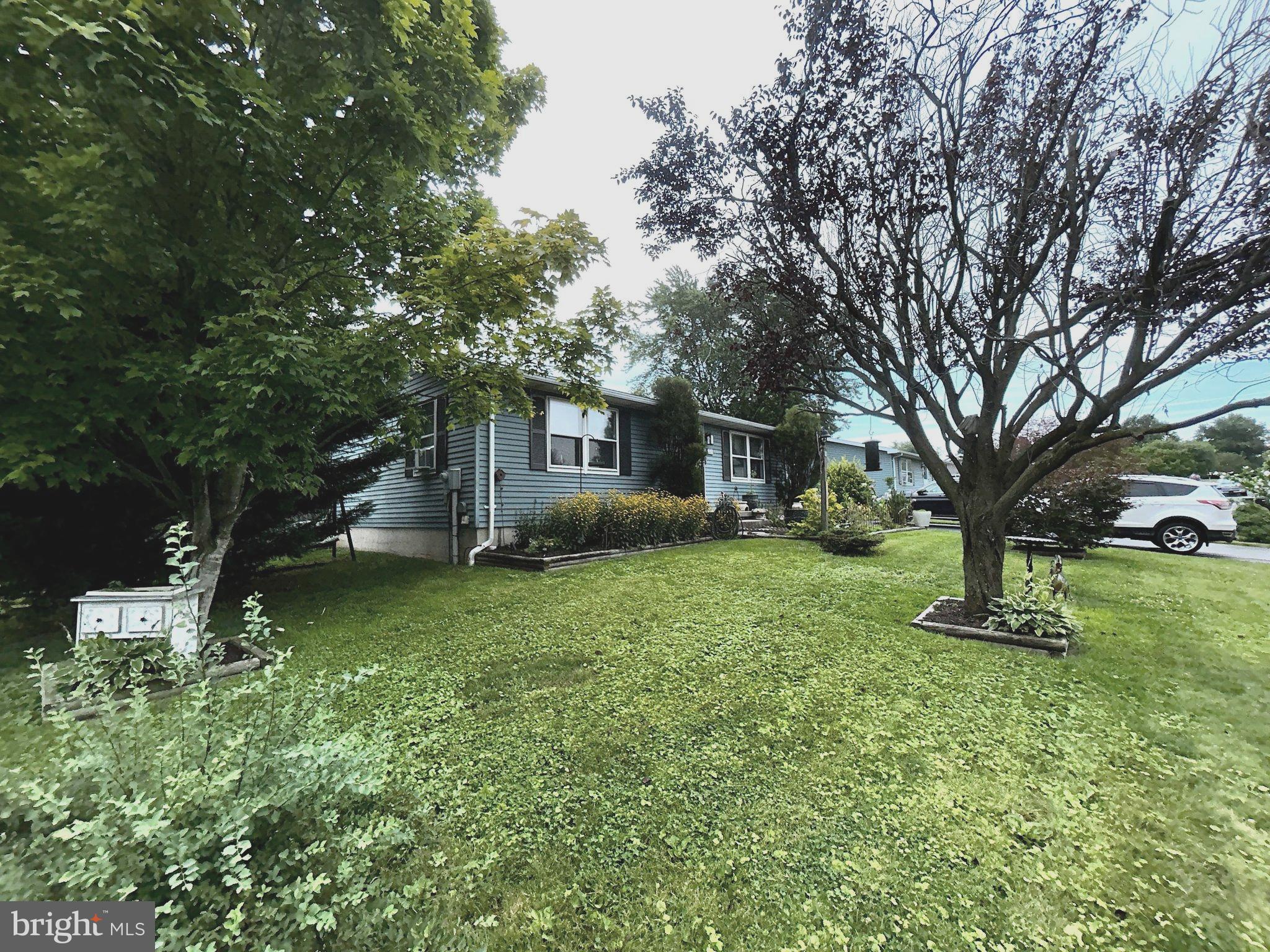 4 Corey Ln, New Oxford, PA 17350 photo