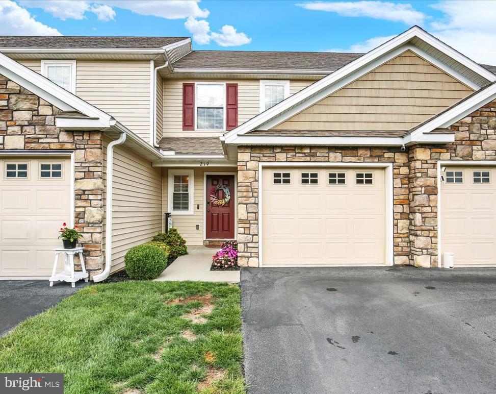 219 Lakeside Xing, Mount Joy, PA 17552 photo