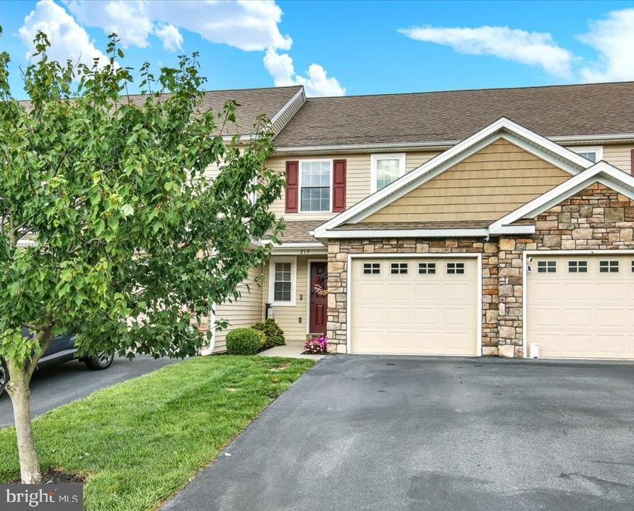 219 Lakeside Xing, Mount Joy, PA 17552