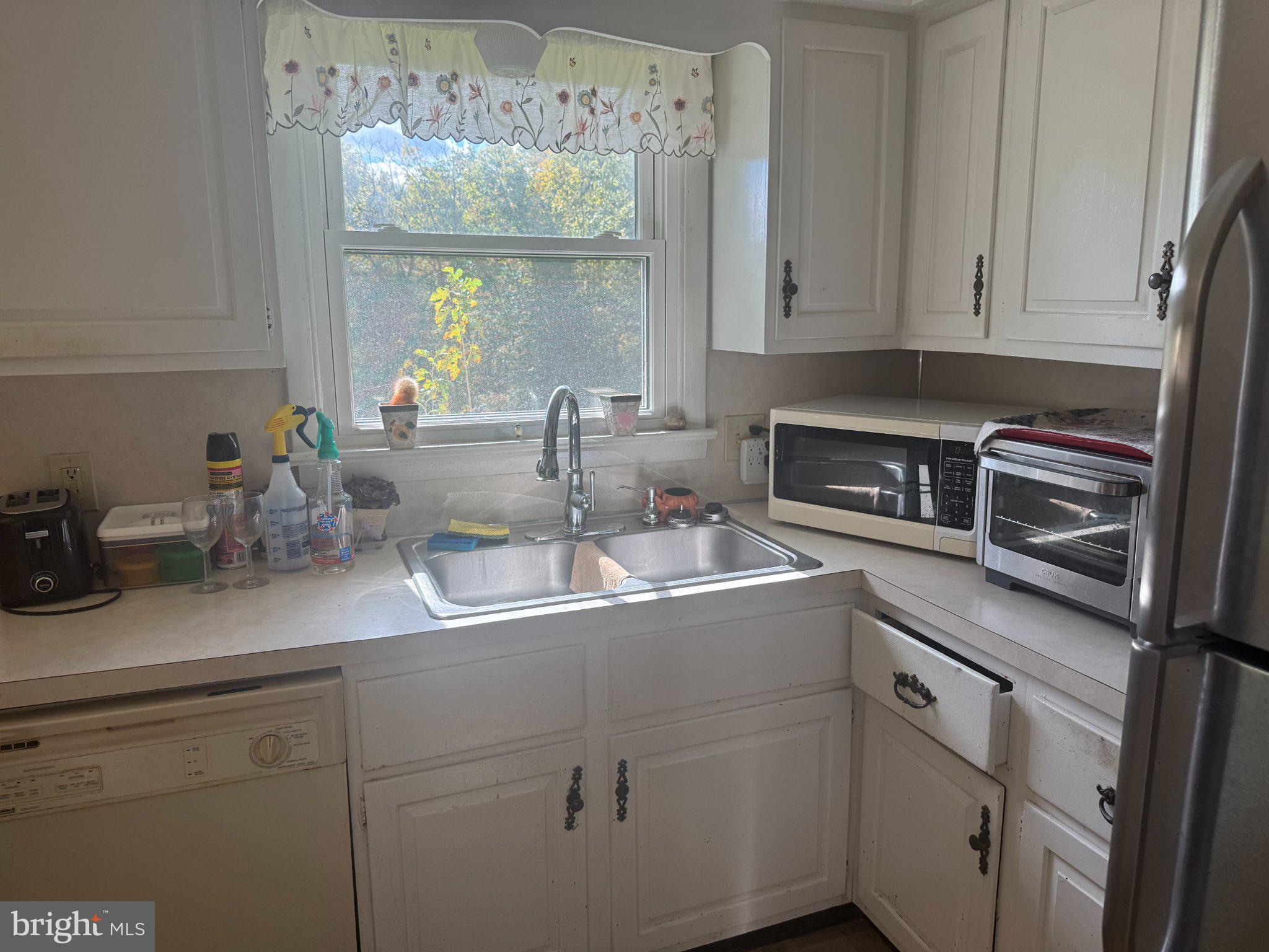 20 Thompson Dr, Boyertown, PA 19512 photo