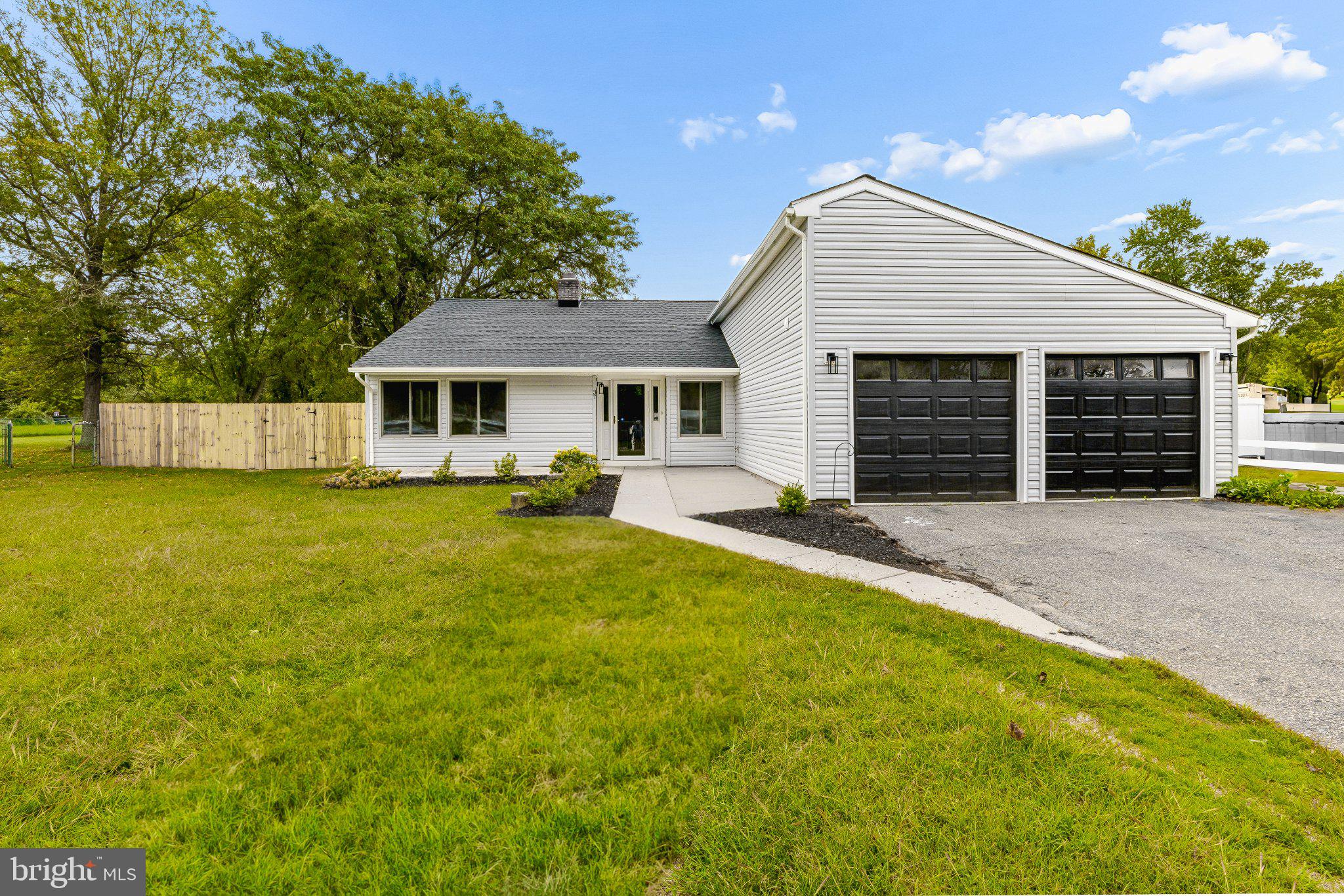 37 Pinewood Ln, Sicklerville, NJ 08081