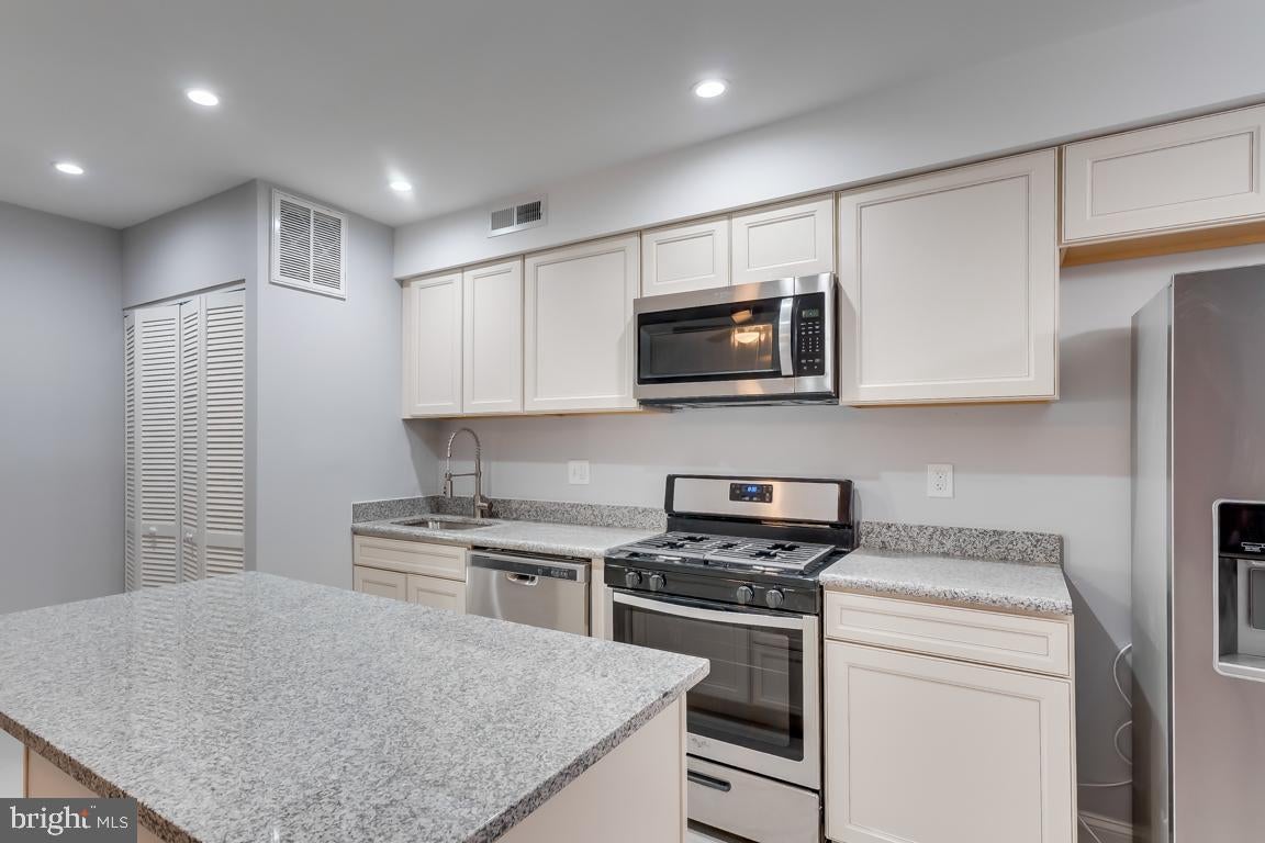 537 Newcomb St, Washington, DC 20032 photo