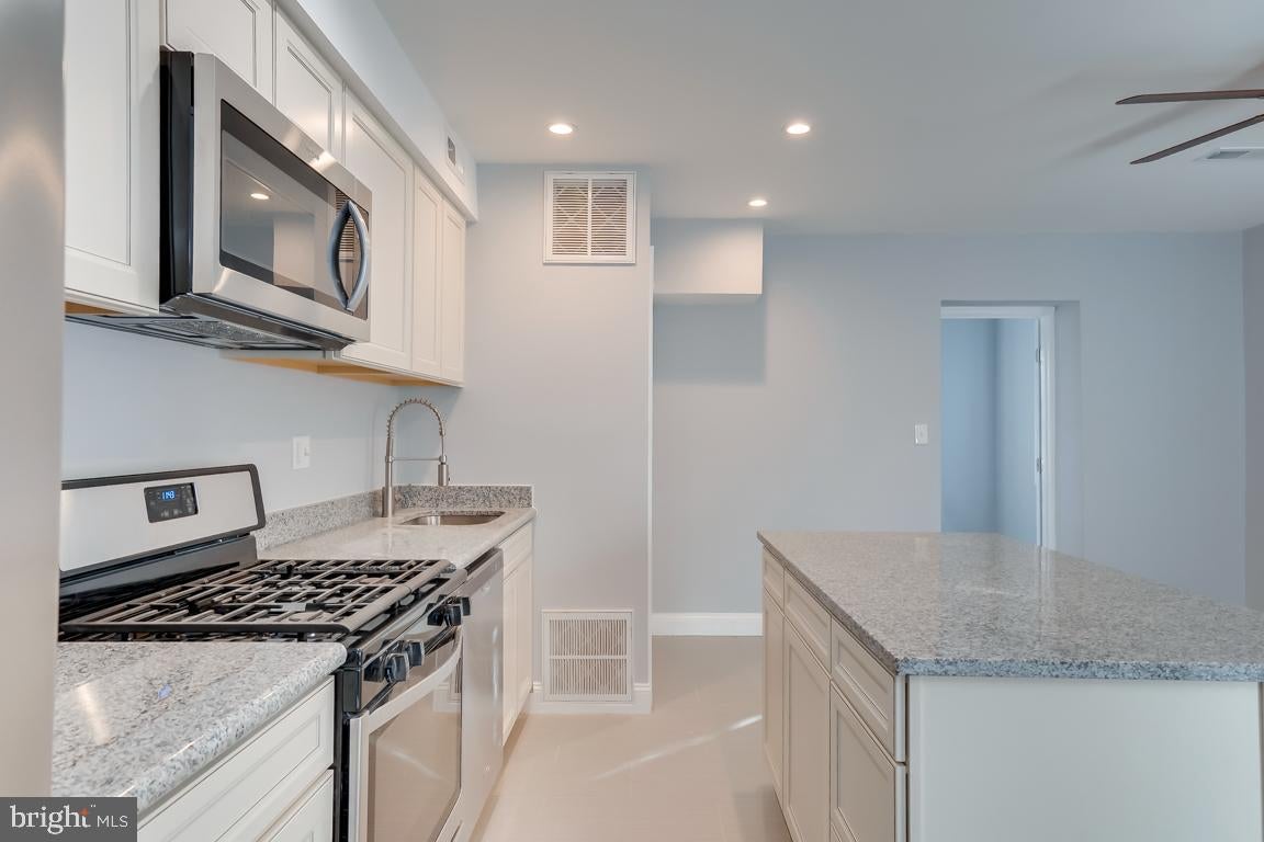 537 Newcomb St, Washington, DC 20032 photo