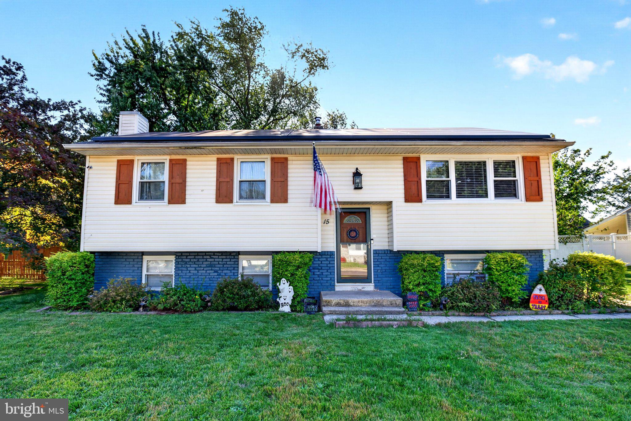 15 Lynn Dr, Sicklerville, NJ 08081