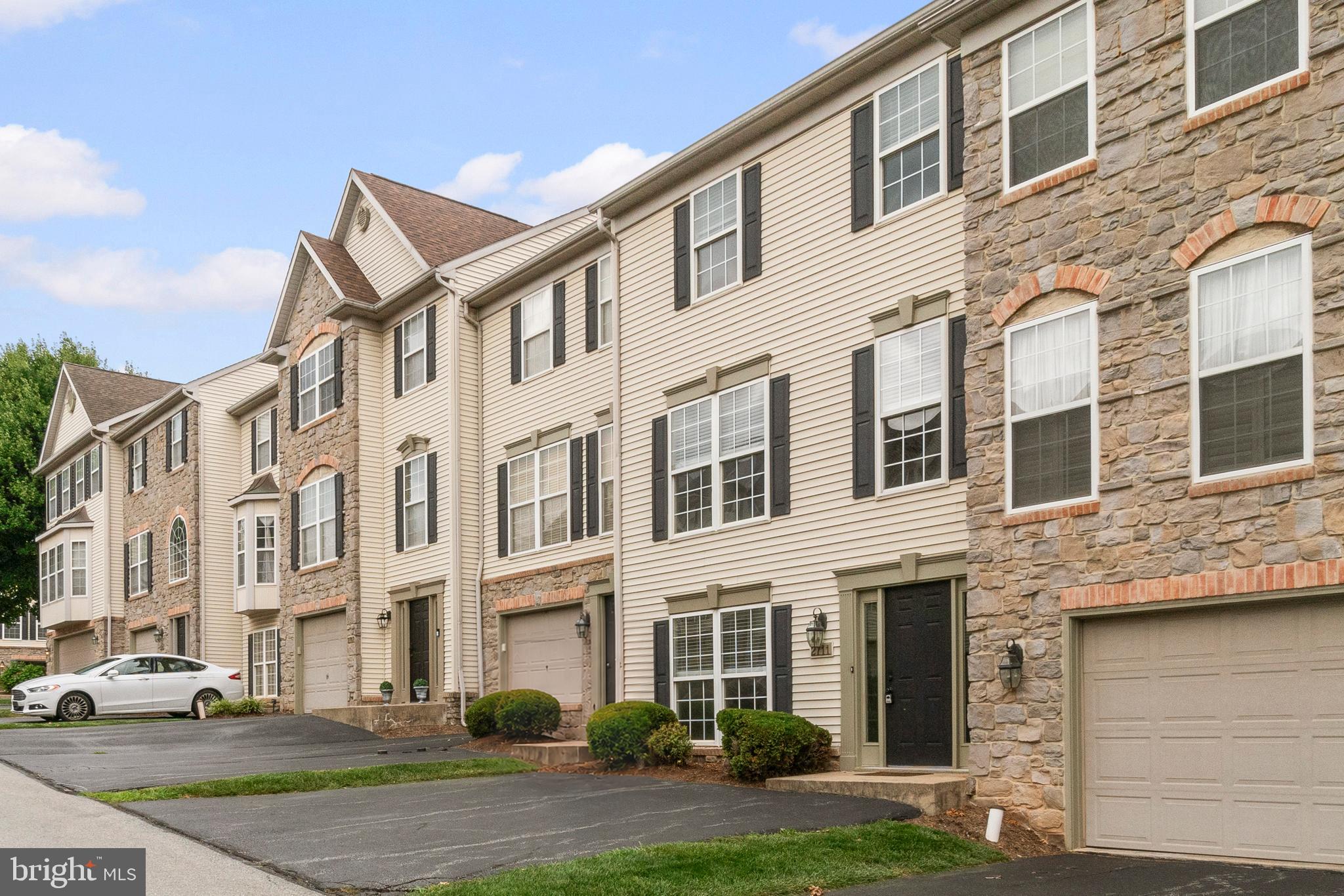 2711 Hunt Club Dr, York, PA 17402