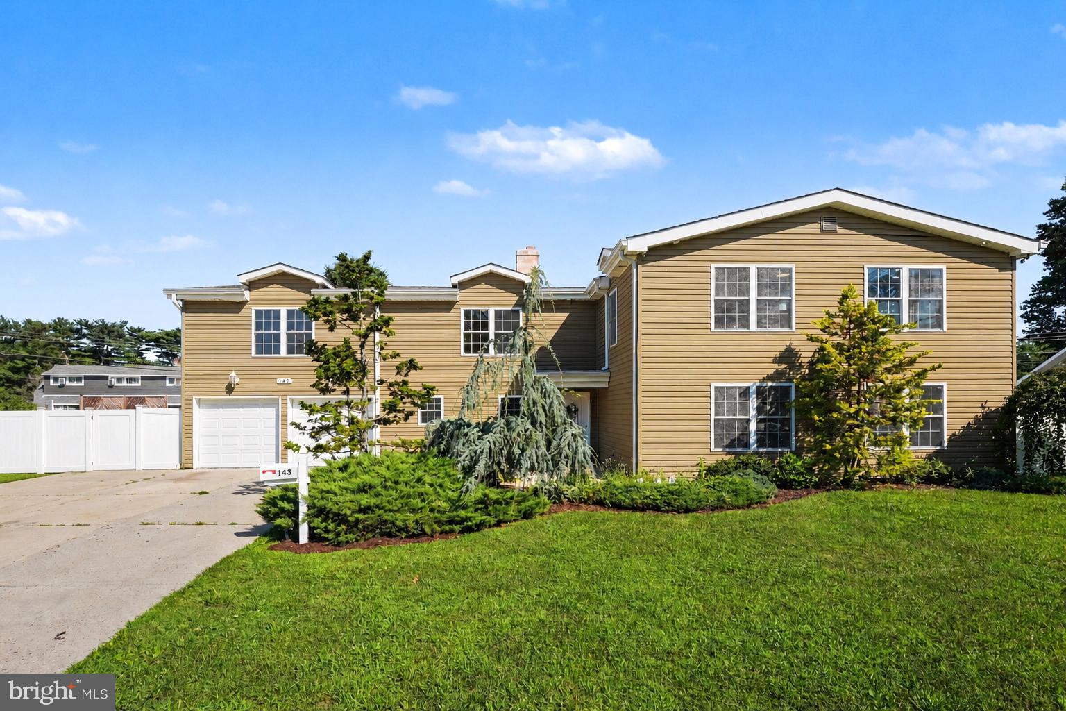 143 Forsythia Dr, Levittown, PA 19056