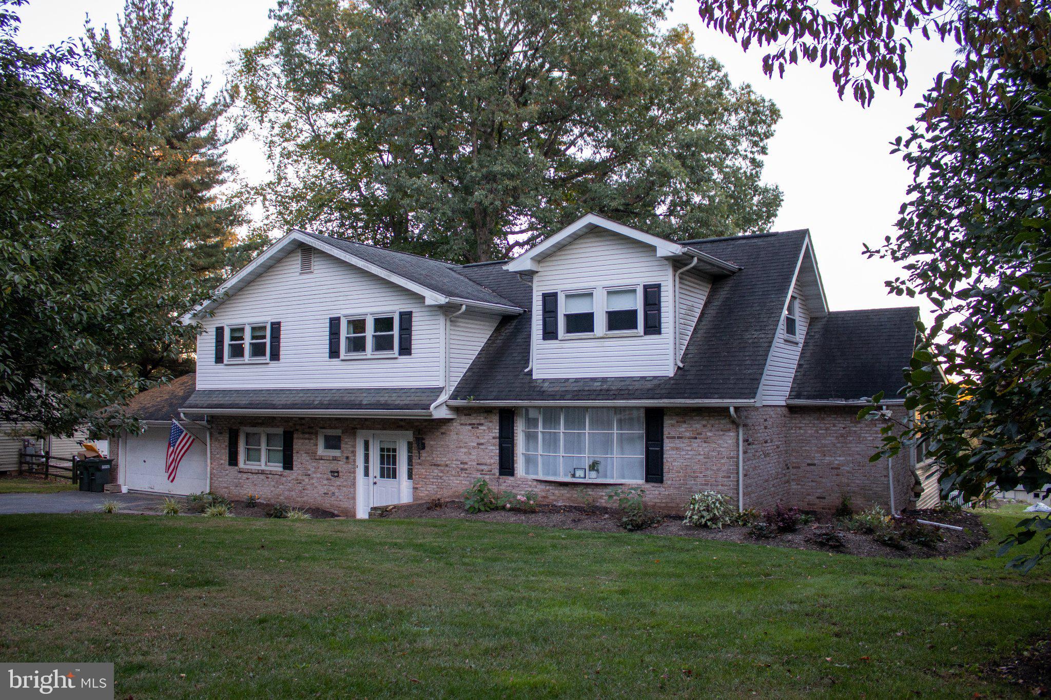 6 Lehoy Forest Dr, Leola, PA 17540