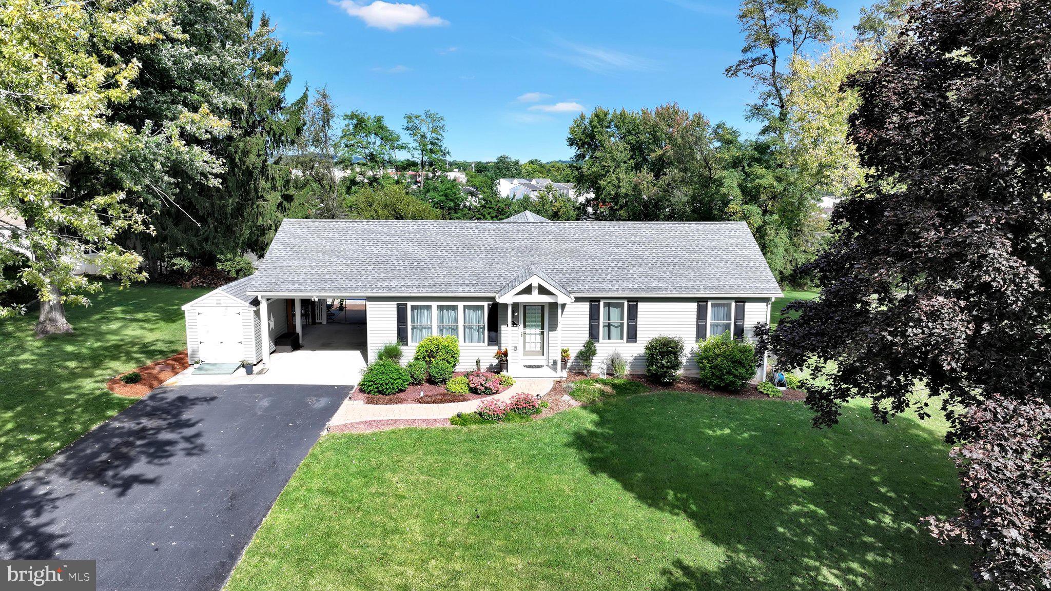 25 York Hill Rd, Etters, PA 17319