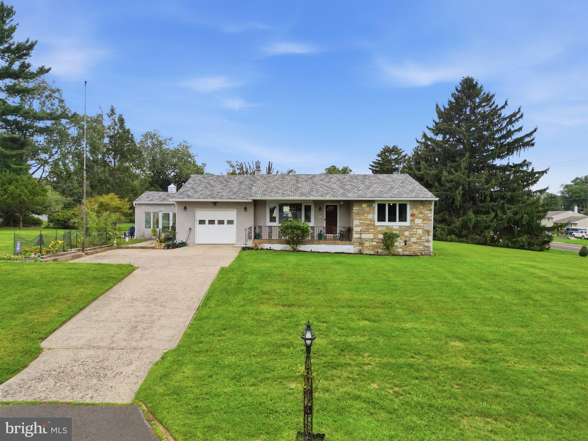 8 Twist Dr, Southampton, PA 18966 photo