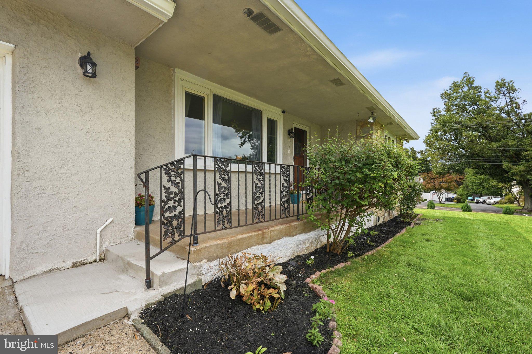8 Twist Dr, Southampton, PA 18966 photo