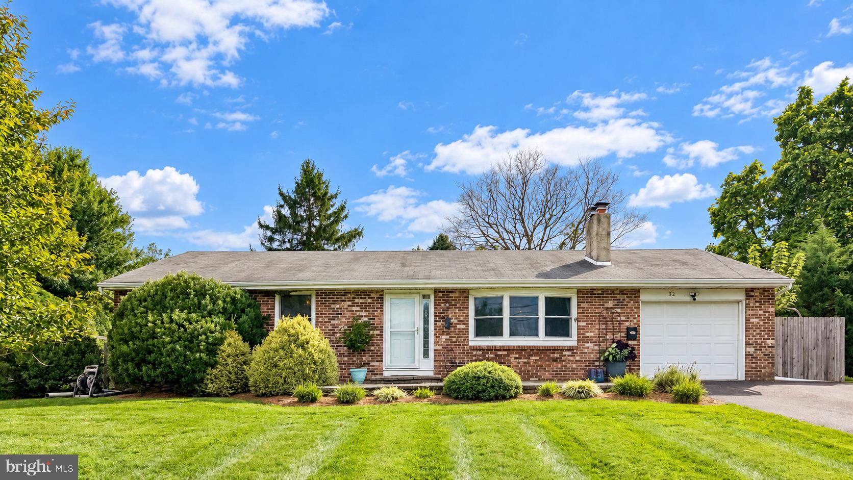 32 Holland Dr, Chalfont, PA 18914
