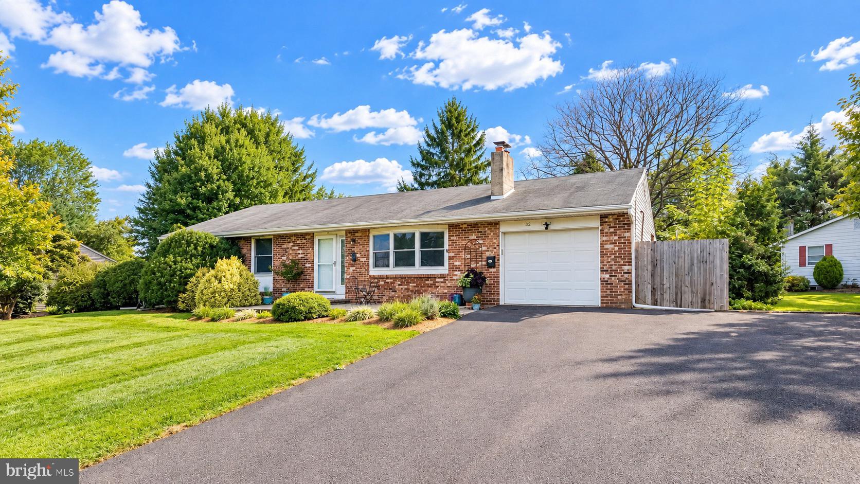 32 Holland Dr, Chalfont, PA 18914 photo