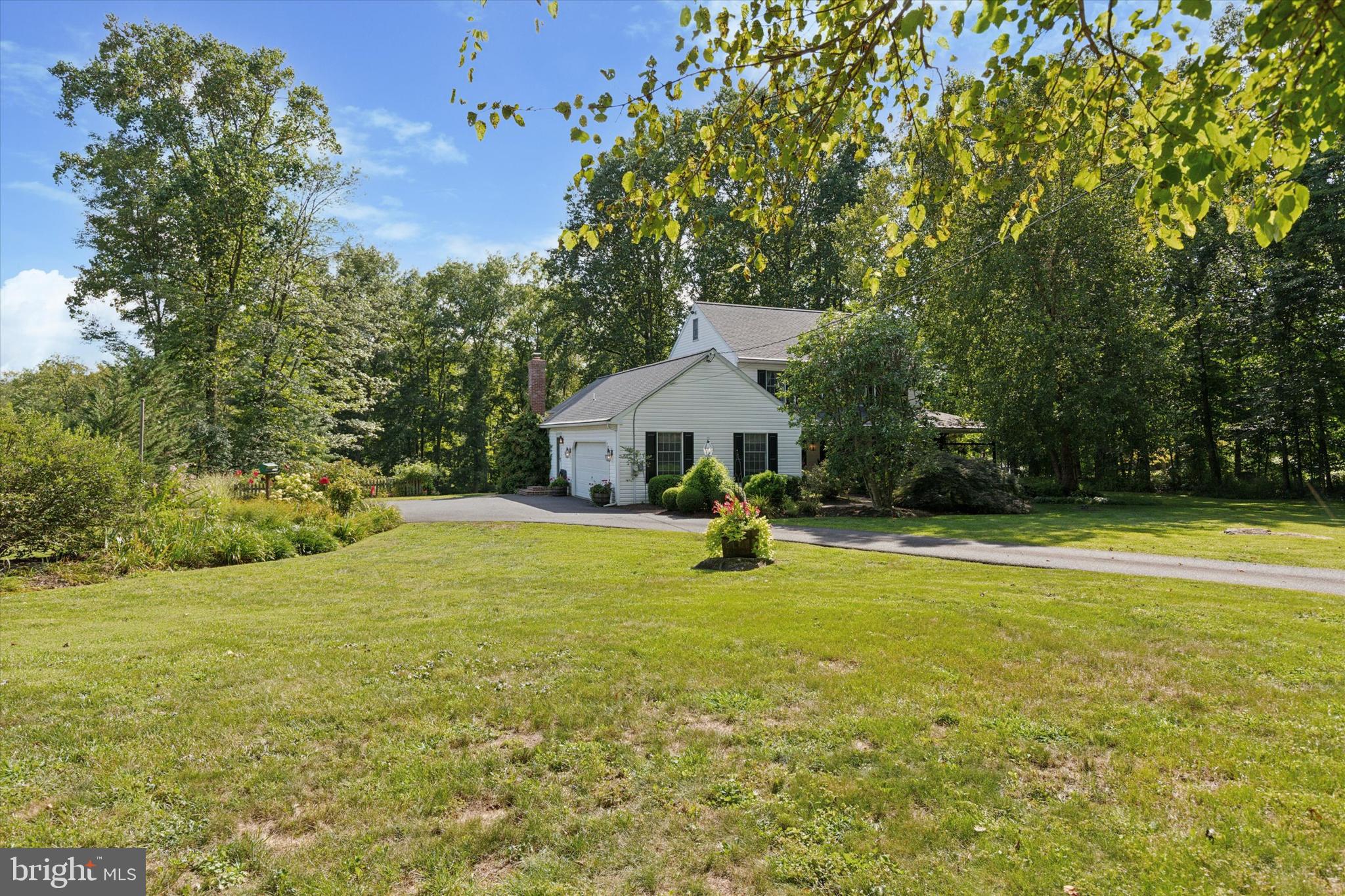 1825 Walnut Ln, Quakertown, PA 18951 photo