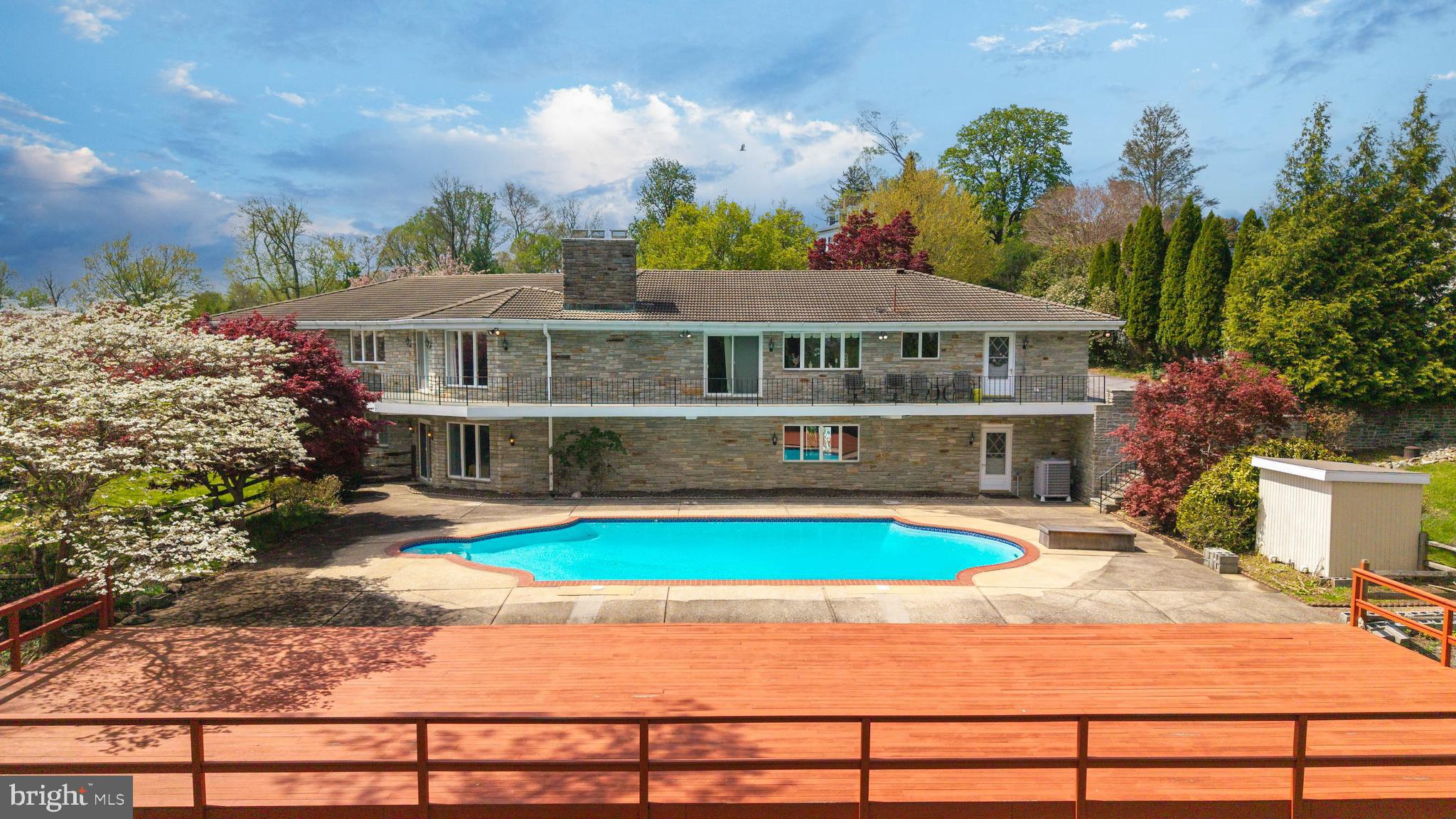 5 Lochview Ct, Lutherville Timonium, MD 21093 photo