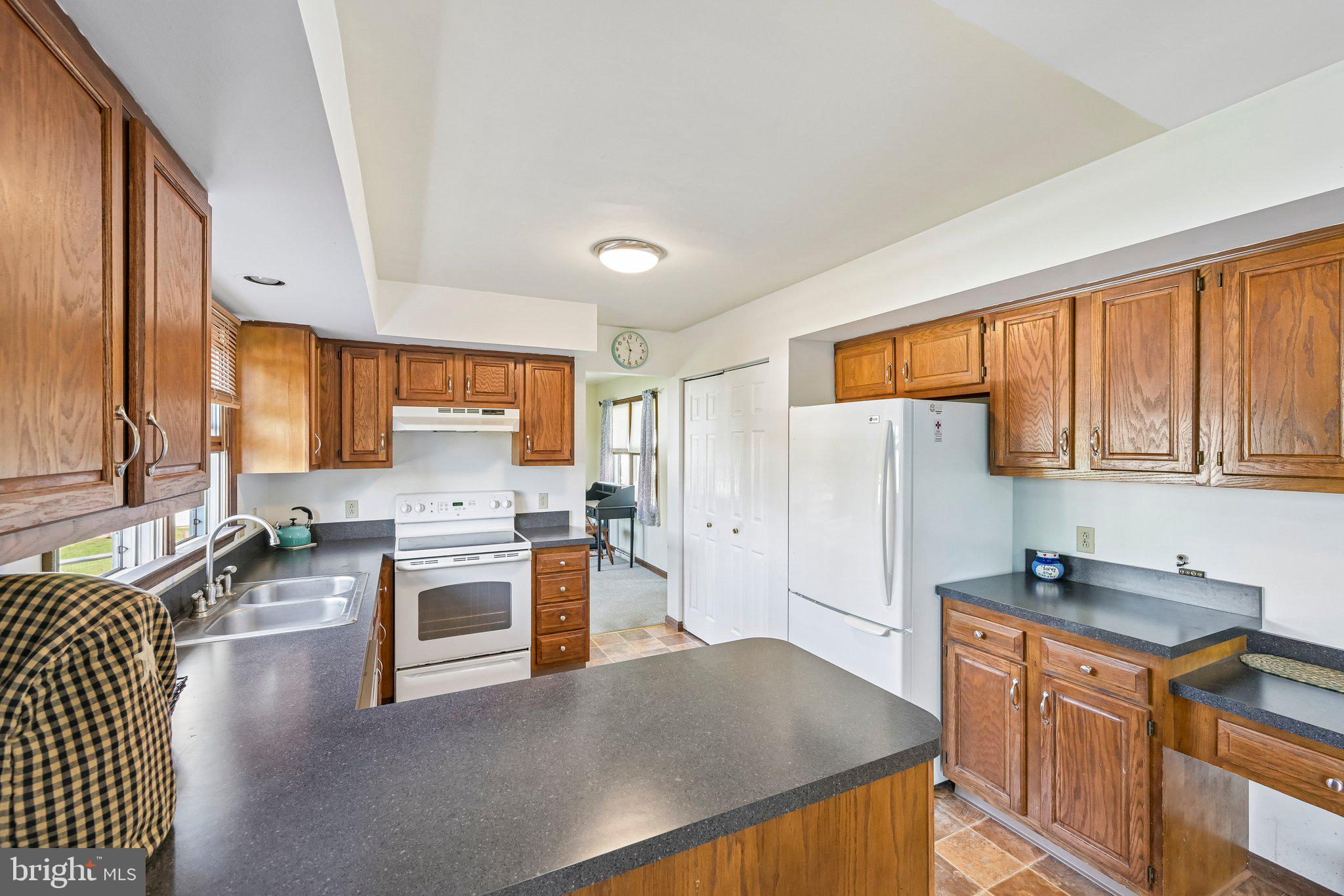 606 Maplewood Dr, Douglassville, PA 19518 photo