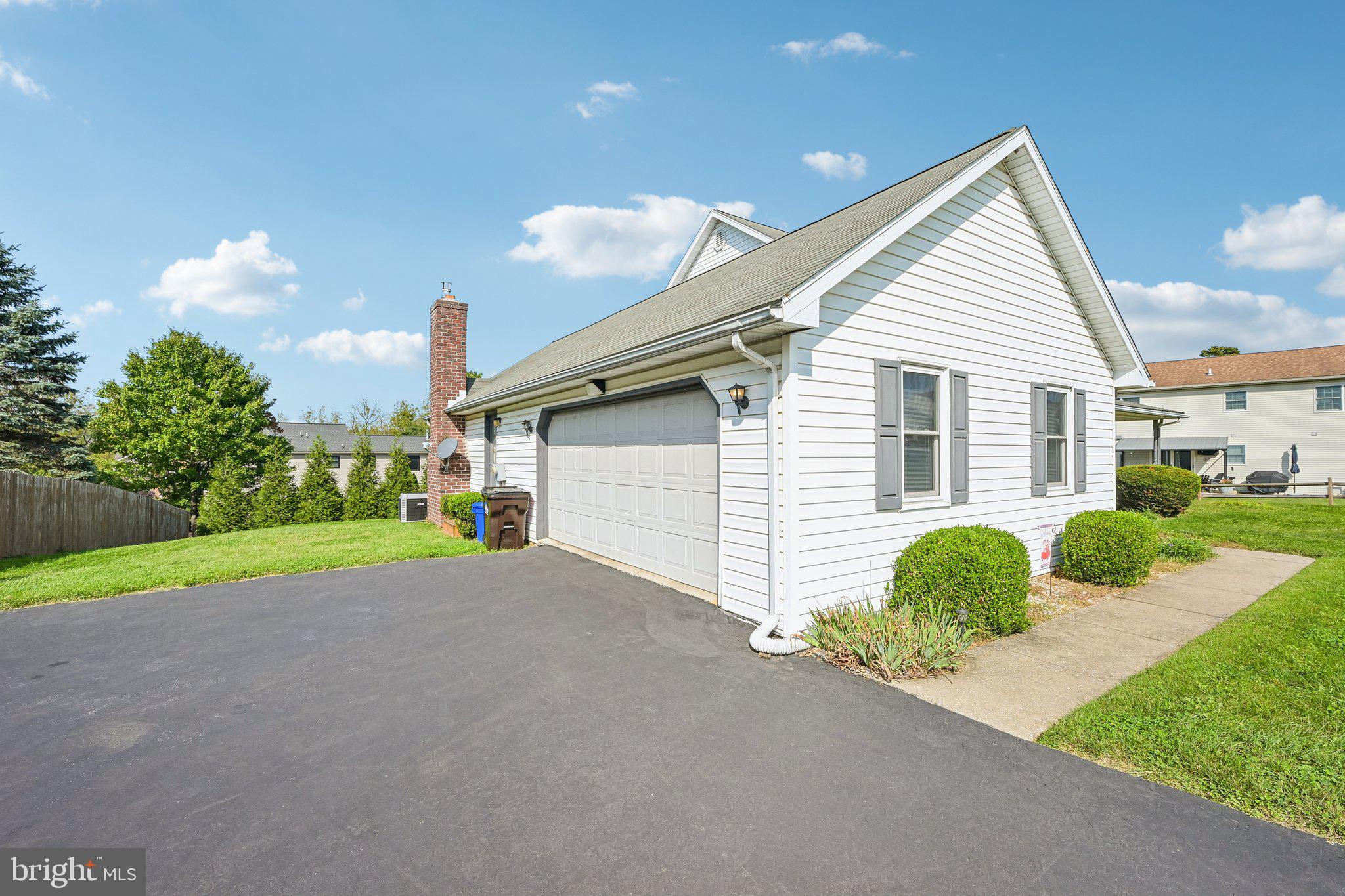 606 Maplewood Dr, Douglassville, PA 19518 photo