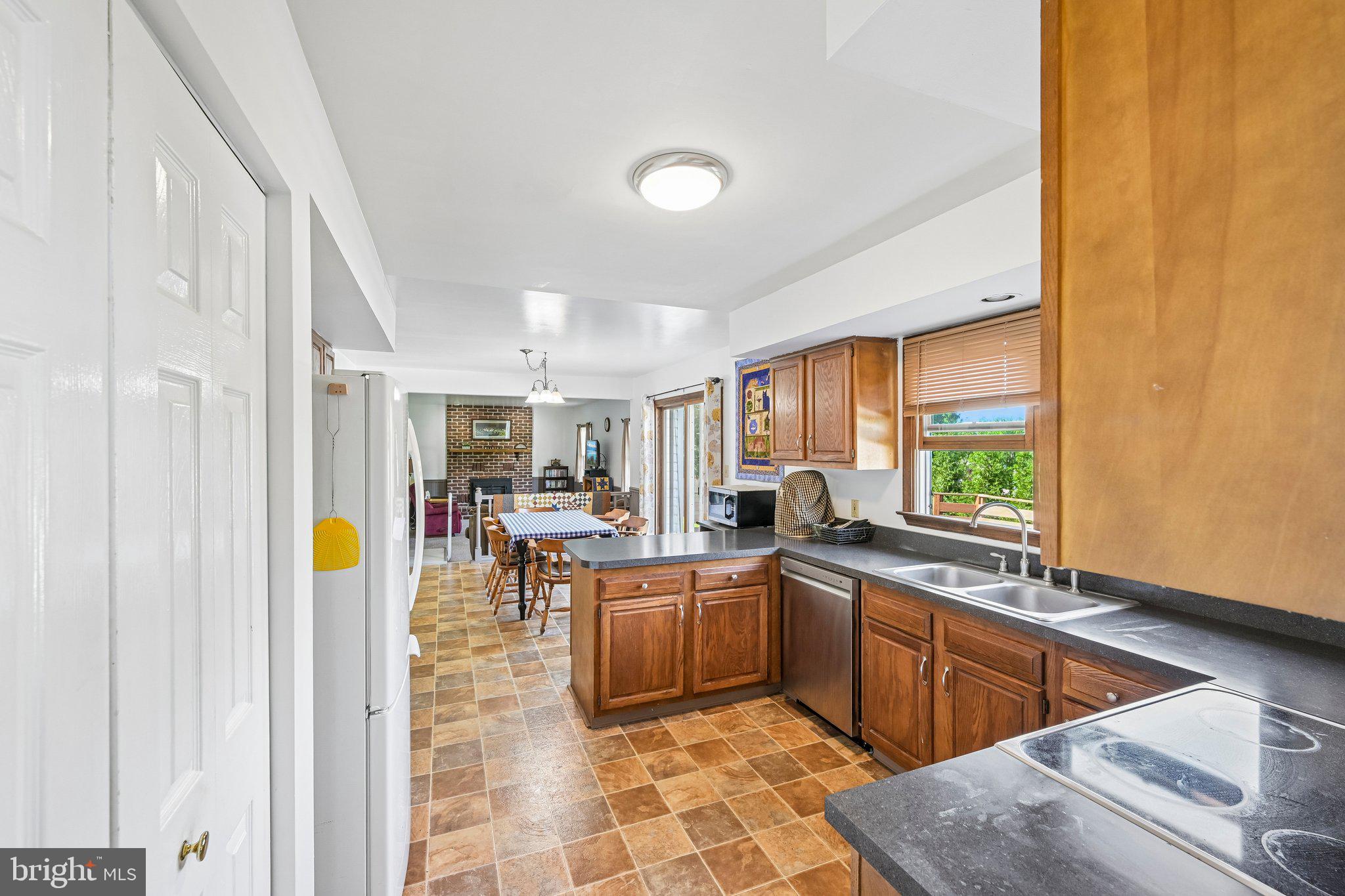 606 Maplewood Dr, Douglassville, PA 19518 photo