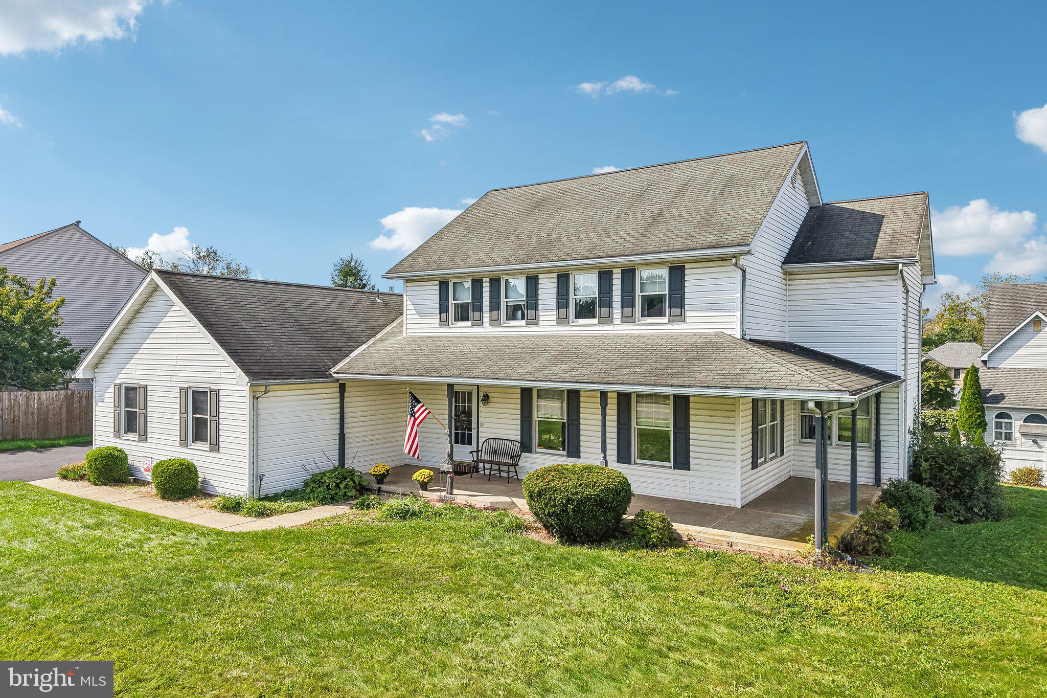606 Maplewood Dr, Douglassville, PA 19518 photo