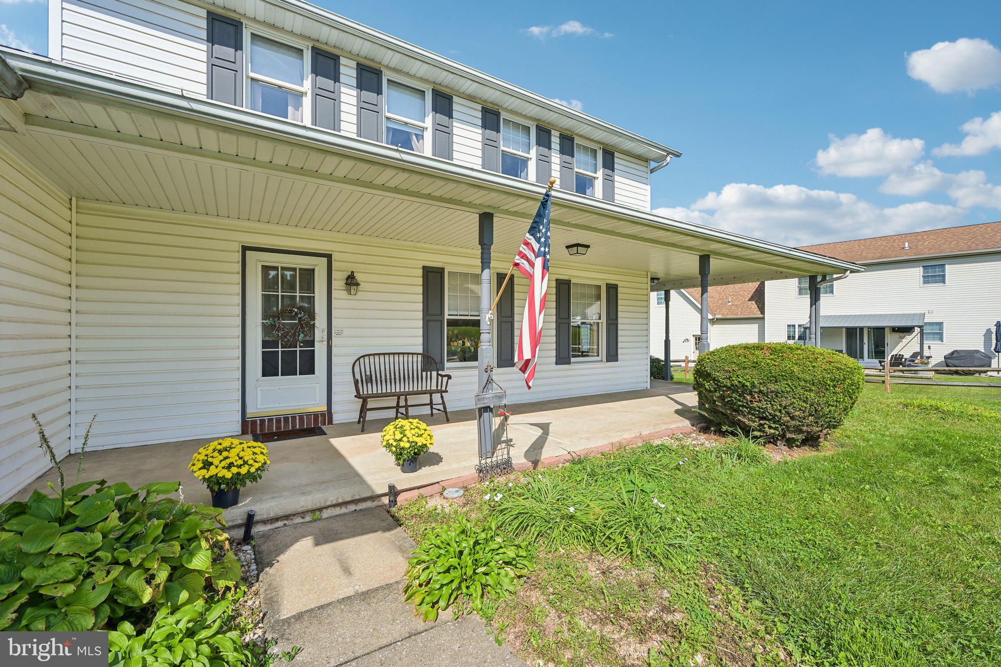 606 Maplewood Dr, Douglassville, PA 19518 photo