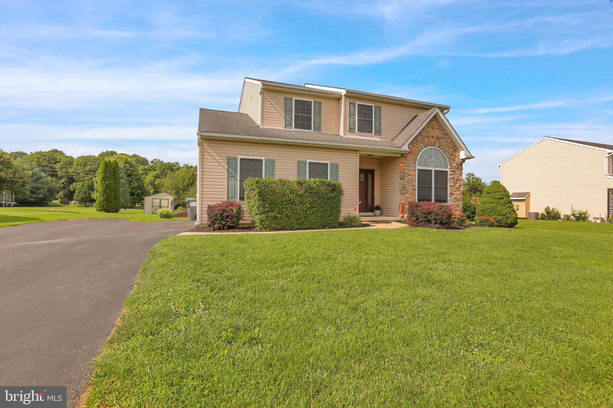 409 E Penn St, Topton, PA 19562 photo