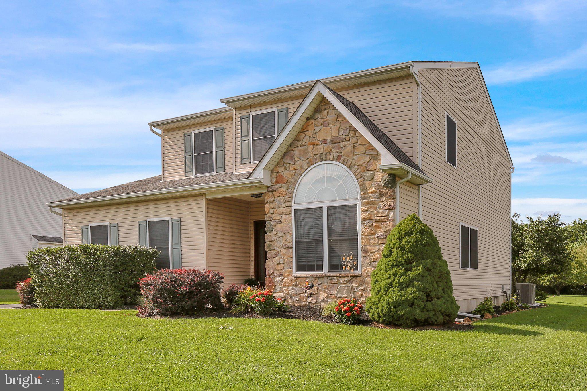 409 E Penn St, Topton, PA 19562 photo
